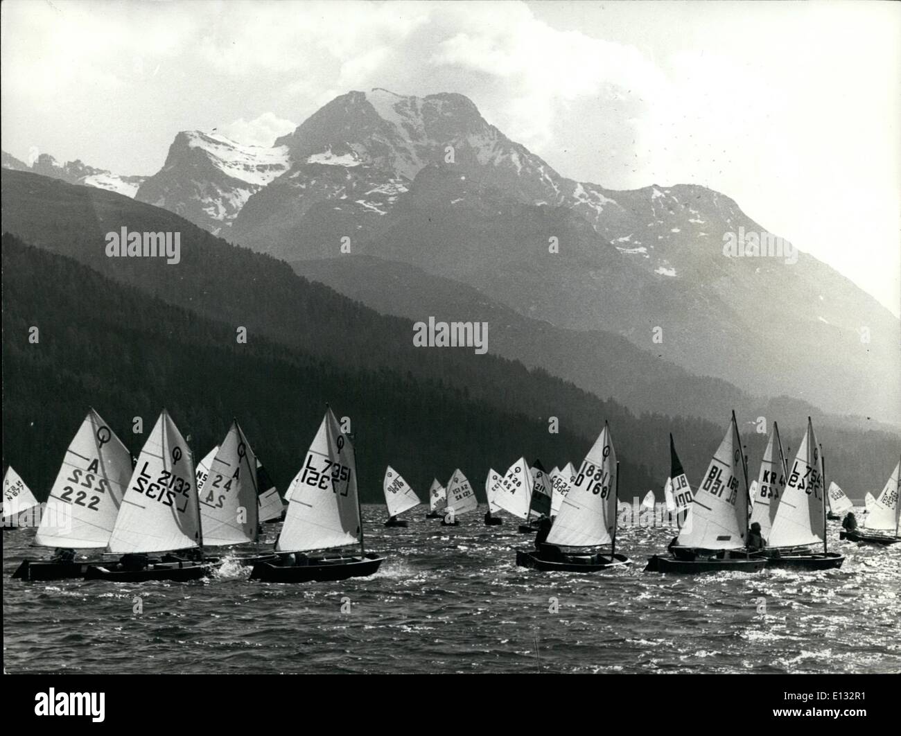 Le 26 février 2012 - voiles blanches au milieu des montagnes : avec une belle toile de fond des montagnes qui entourent la Suisse, l'Silverplanasse les voiles blanches de la petite embarcation faite cette pittoresque photo lorsque environ 60 jeunes de 20 pays ont concouru dans le championnat mondial junior pour petites embarcations. Banque D'Images