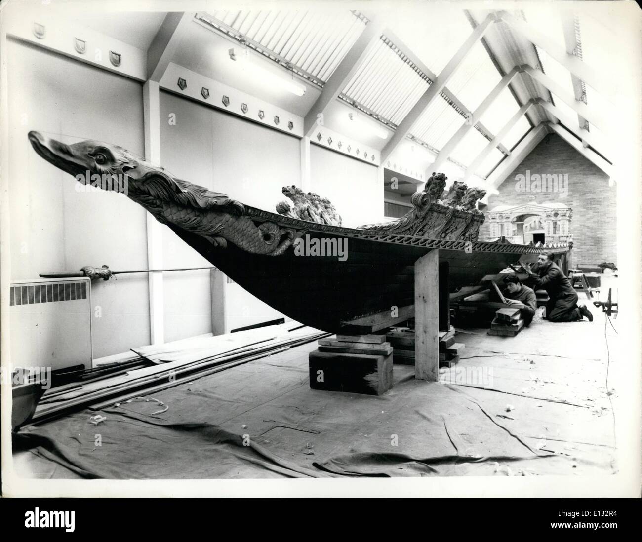 Le 26 février 2012 - Ancienne Barge Royale en réparation au National Maritime Museum de Greenwich - : La Barge Royale construit pour le prince Frederick, fils de George II en 1732 est maintenant au le National Maritime Museum, Greenwich. Il est en cours de réparation sur place pour l'exposition. La barge est de 60 pi de long et avait 21 voitures. Il est magnifiquement sculpté et a une belle cabine. Au cours du siècle dernier, le chaland a été redécoré pour utilisation par le Prince consort de la Reine Victoria l'ours et d'armes. Photo montre le 60 ft Banque D'Images