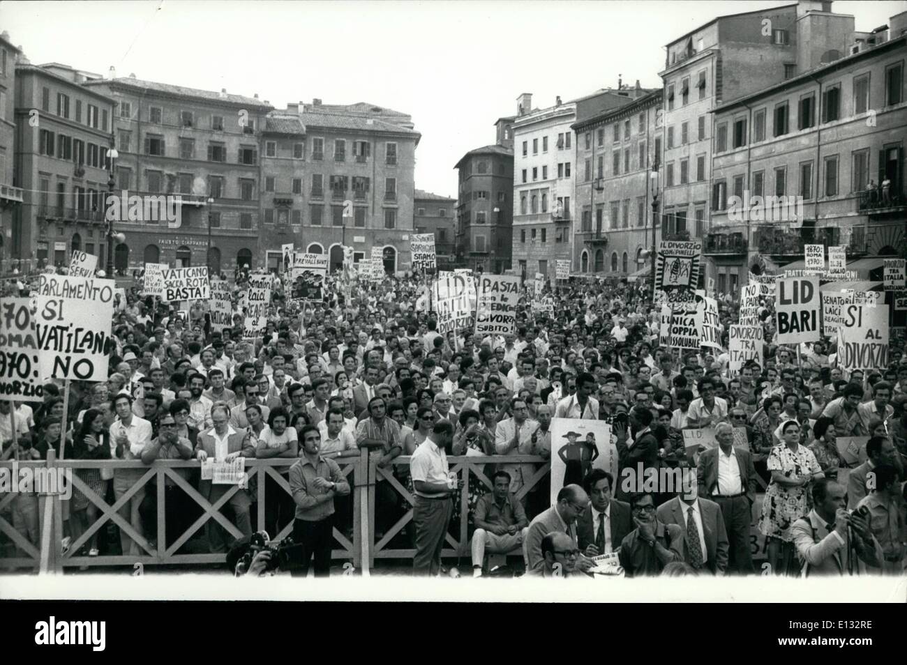 Le 26 février 2012 - Une manifestation de la Ligue pour le divorce en Italie a eu lieu à la Piazza Navona, Rome cette nuit. Beaucoup de personnes en attente de l'introduction du divorce ont assisté à la réunion. Banque D'Images