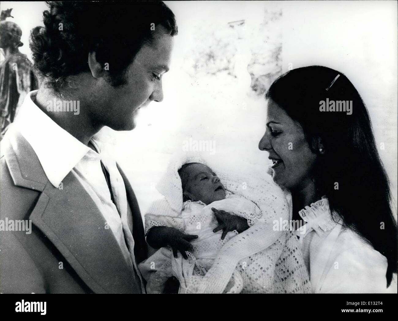 Le 26 février 2012 - King Karl Gustaf et la Reine Silvia de Suède montrer leur nouveau bébé. Le roi Karl Gustaf et la Reine Silvia de Suède avec leur nouveau bébé fille, la princesse Victoria, représenté pour la première fois au château de Solliden, Oland. Elle a été le 14 juillet à l'Hôpital Royal Caroline, Stockholm. Photo montre :- roi Gustaf et la reine Silvia avec leur bébé fille Victoria. Banque D'Images