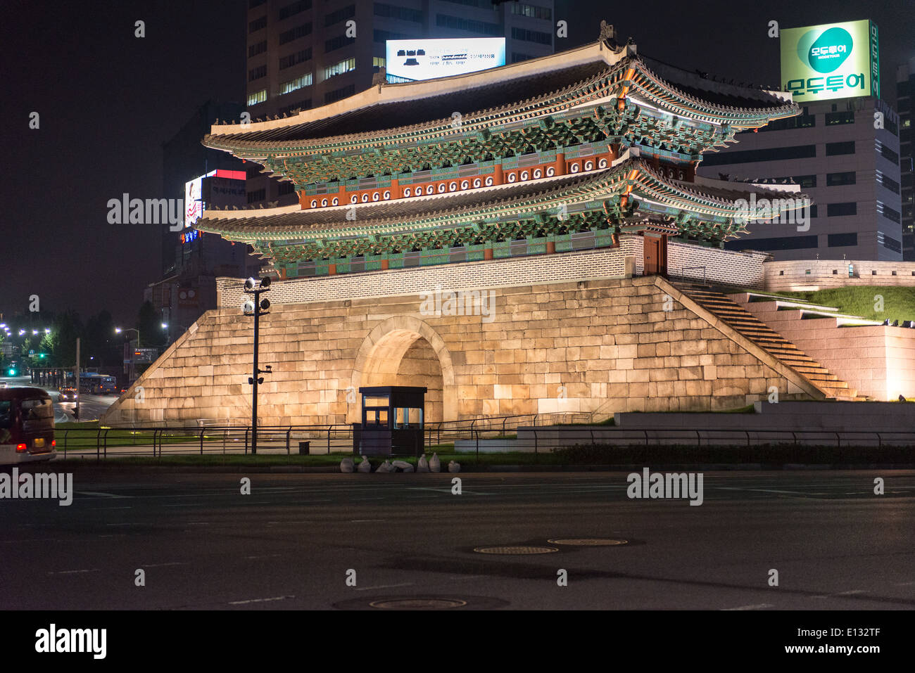 Porte Dongdaemun de Séoul, Corée du Sud, de nuit avec des bâtiments modernes à l'arrière-plan Banque D'Images
