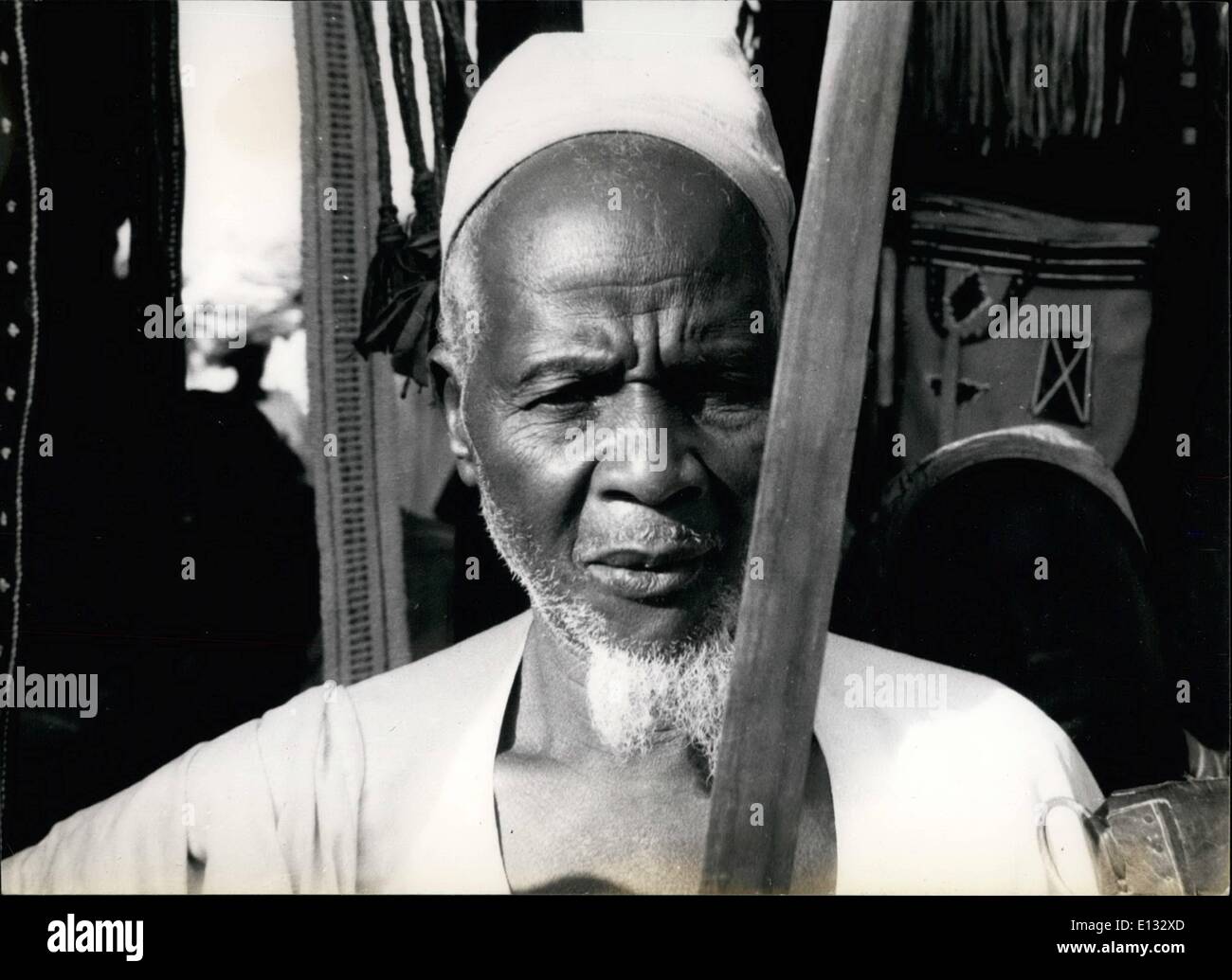 Le 26 février 2012 - un marché à Kano Hausa, l'inspection de la lame d'une épée avant de l'acheter. Le nord du Nigeria. Banque D'Images