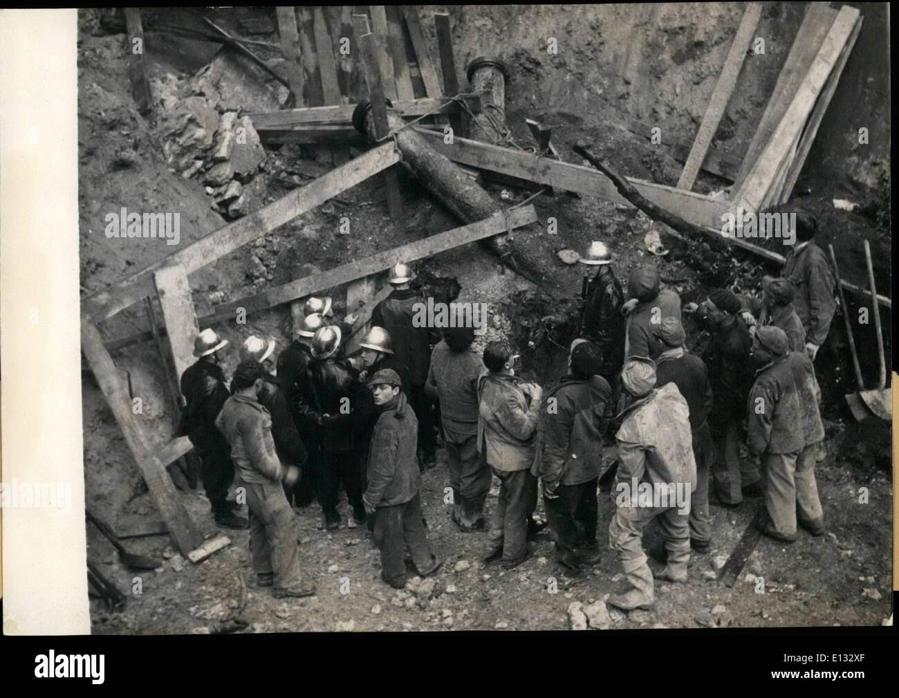 Le 26 février 2012 - Deux Workman enterrés vivants lorsqu'un immeuble de Paris en construction s'effondre : deux ouvriers ont été enterrées vivantes lorsqu'un Banque D'Images