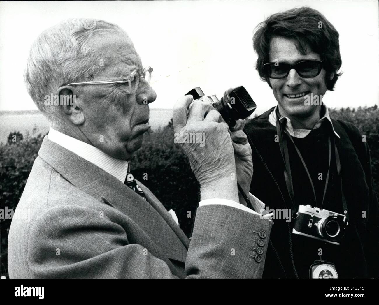 Le 26 février 2012 - le roi Gustaf Adolf obtient une leçon de prendre de bonnes photos d'un pressphotographer suédois. Banque D'Images
