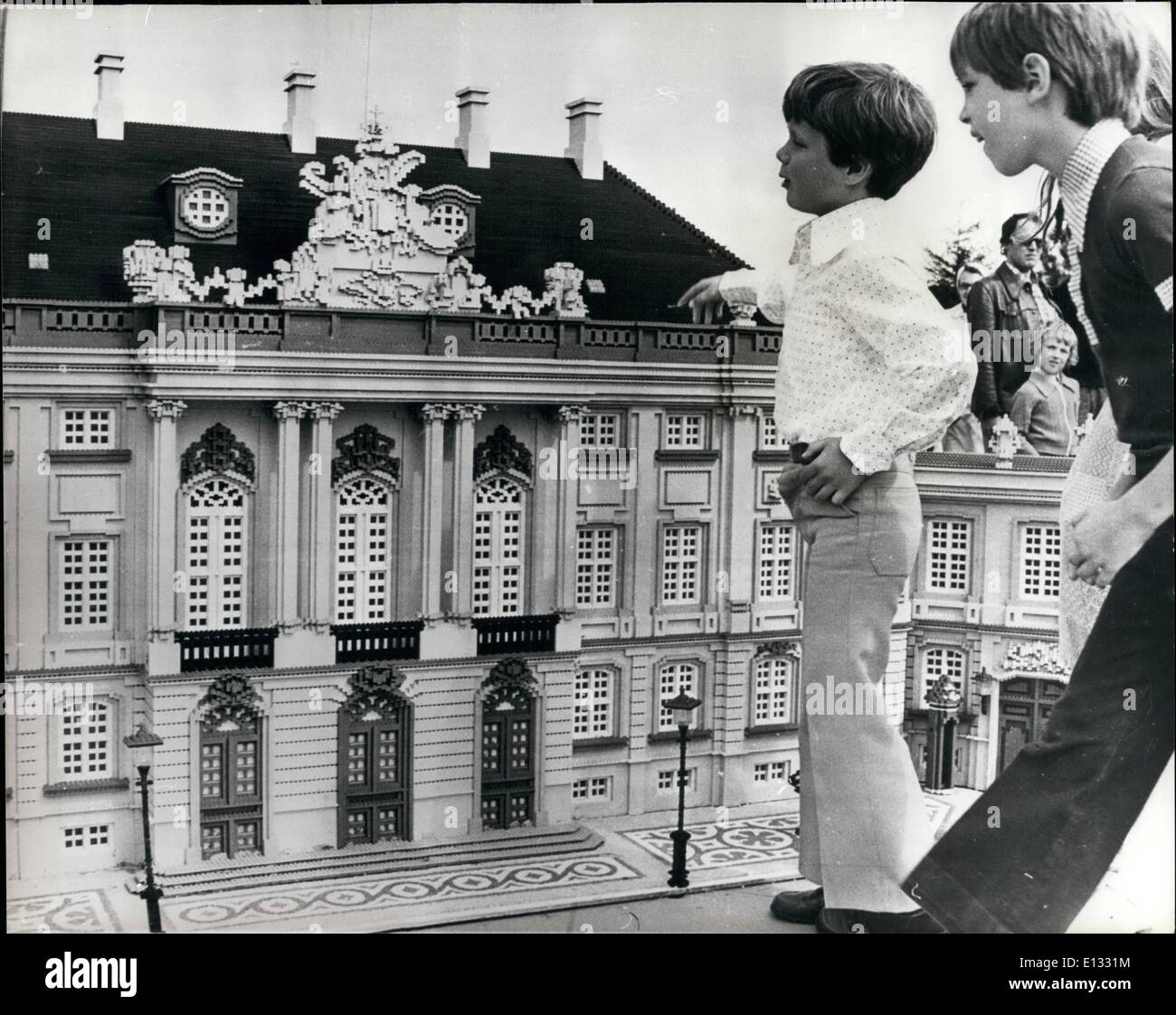 Le 26 février 2012 - Petit Prince Frederik de Danemark voit une réplique de son accueil en Lego : la famille royale danoise a récemment effectué une visite à ''Legoland'' dans le Jutland , le Danemark où la dernière attraction est une réplique de Copenhague, dans le Palais d'Amalienborg, la maison de la Reine Margarethe et sa famille. le modèle exact, dans les moindres détails est construit de plus de 900 000 briques en plastique Lego,et a pris 3 mois pour construire. Photo montre Petit Prince Frederik examine le modèle de palais d'Amalienborg la dernière attraction en ''Legoland'' dans le Jutland, au Danemark. Banque D'Images