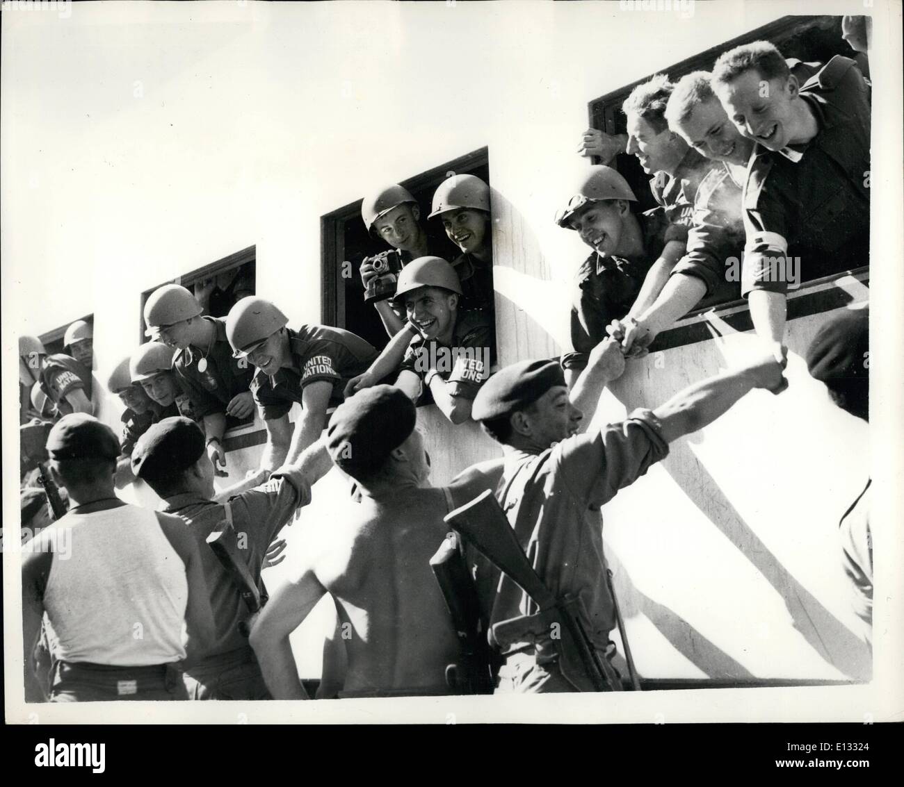 Le 26 février 2012 - La Police de l'Onu à Allied ligne de front. Photo montre : parachutistes britanniques échanger des salutations avec casques bleus fantassin norvégien - les membres de la Force de police des Nations Unies, en tant qu'ils sont arrivés à El Cap, l'Égypte, la ligne de front britannique, de Abu Suwair. le norvégien ont été les premières troupes des Nations Unies d'entrer dans le territoire tenu par Anglo French Forces. D'El Cap les Norvégiens déplacé en Port Said. Banque D'Images
