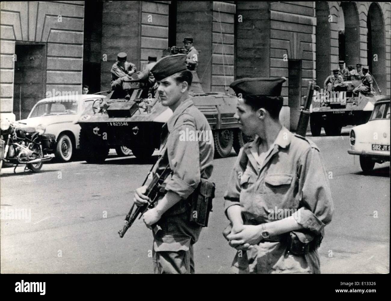 26 février 2012 - L'événement d'Alger : Les soldats patrouillant dans les rues d'Alger. APR Banque D'Images