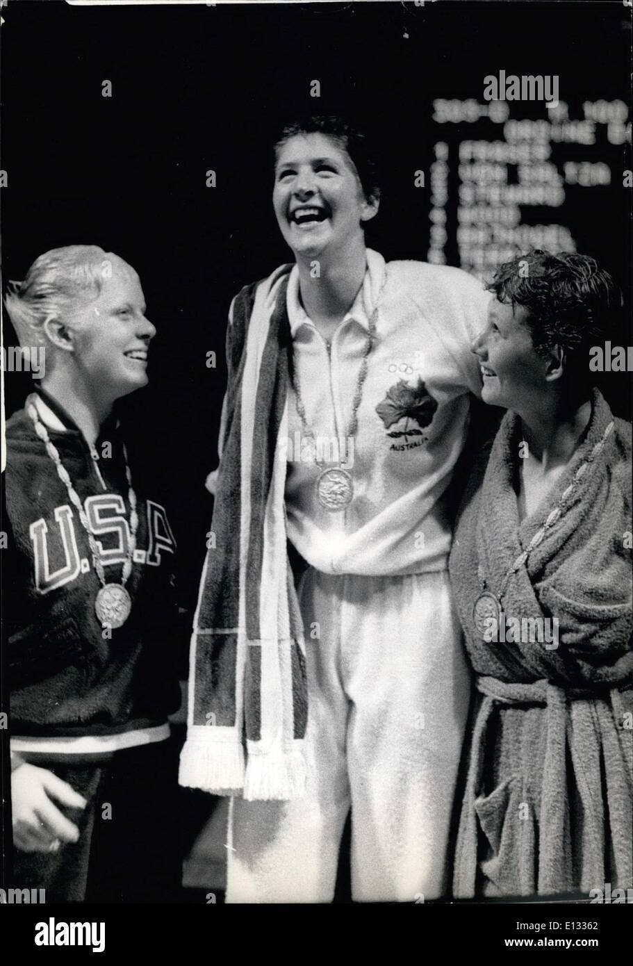 Le 26 février 2012 - Rome 1960 Jeux Olympiques Ã¢â€" 100 m nage libre natation Ã¢â€" Dawn Fraser, l'Australie centre : médaille d'or , Banque D'Images