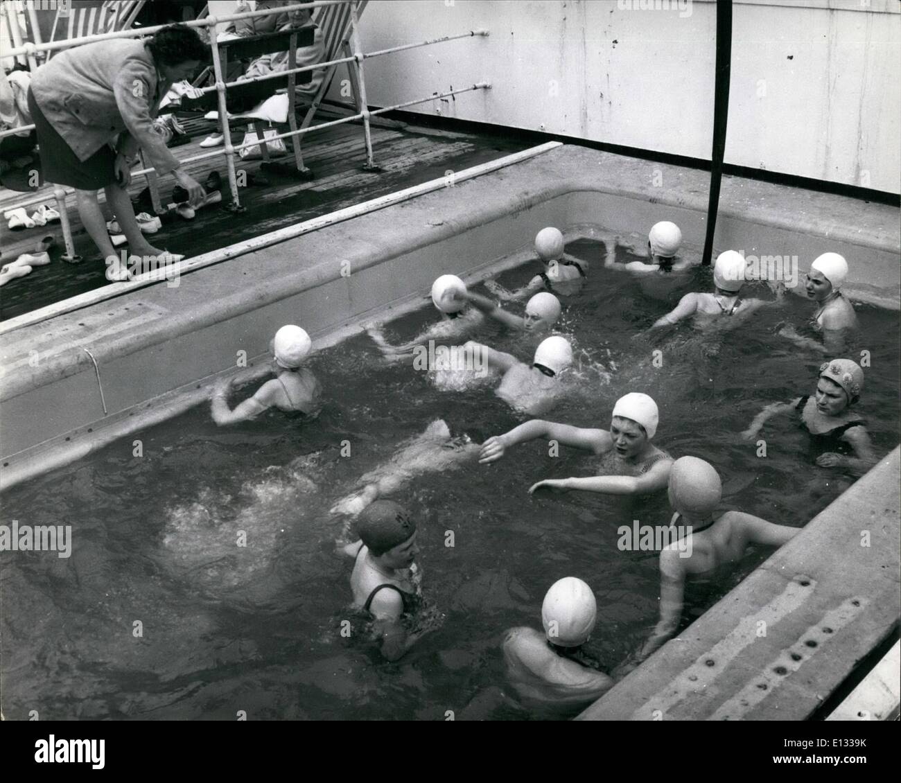 Le 26 février 2012 - Croisière de luxe - l'eau est chauffée dans la piscine du navire. Banque D'Images