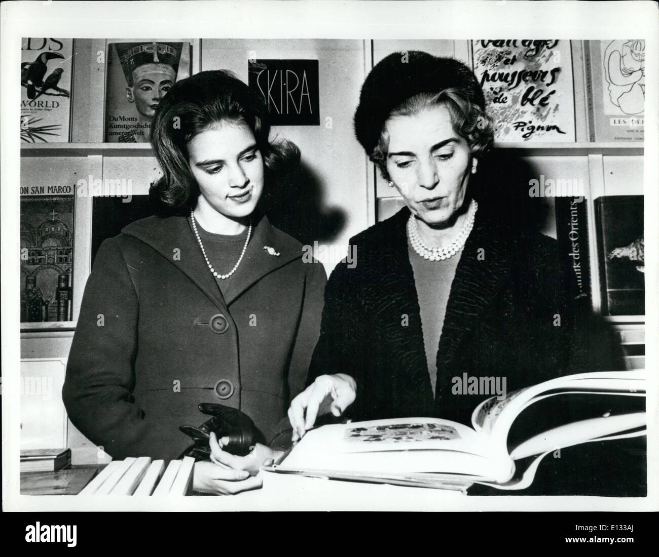 Le 26 février 2012 - la famille Royale de Danemark... Reine Ingrid et la Princesse Anne-Marie aller faire du shopping : Le Danemark est tous avec impatience le jour - pas très loin - quand la princesse Anne-Marie - plus jeune des trois filles du roi Frédéric et La Reine Ingrid épouse son Prince - le prince Constantin fils du roi et de la Reine de la Grèce.. Leur engagement a été annoncé il y a quelques semaines.. Pour le moment la jeune princesse continue ses études - elle est seulement seize ans, et la littérature et l'Art grec a été ajoutée à son curriculum. Banque D'Images