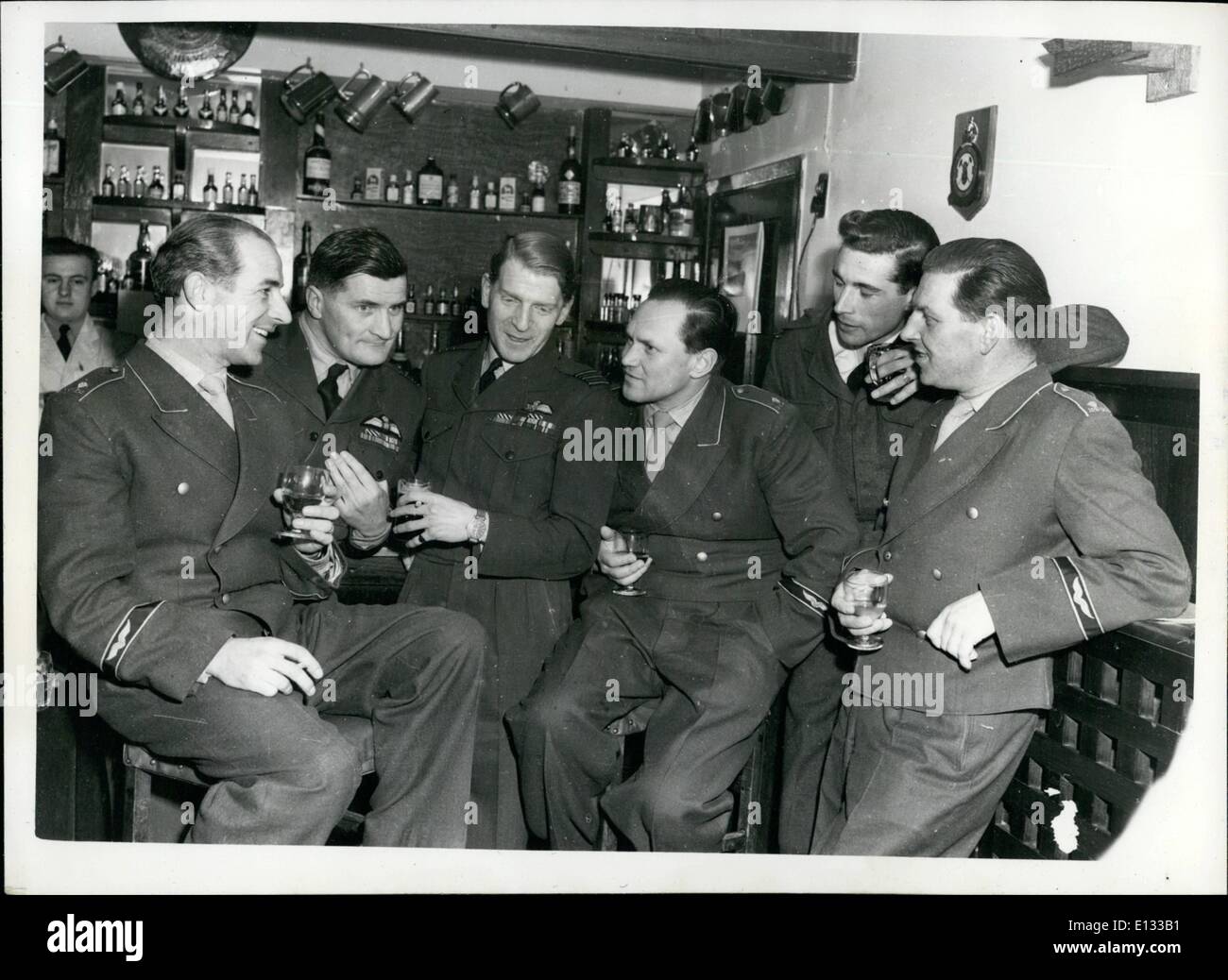 Le 26 février 2012 - La photo officielle , crowe Copyright reserved. émis par c.o.i. L'essai de la force aérienne allemande sur les ''cours de recyclage '' avec la RAF. Trois ex-Luftwaffe les as sont sur un 'un'' au cours de la R.A.F. Feltwell, apprendre à voler les derniers chasseurs à réaction britannique - et les dernières méthodes de formation - à la fin de laquelle ils vont revenir à l'allemand pour former les hommes de la nouvelle armée de l'air allemande. La photo montre la rupture de la formation à la Raf mess. l-r : Grands Herbert , Wehnel G. F., commandant de l'escadre Reid commando aile j.w. admin major Walter khjpinski L.w.t flying officer Banque D'Images