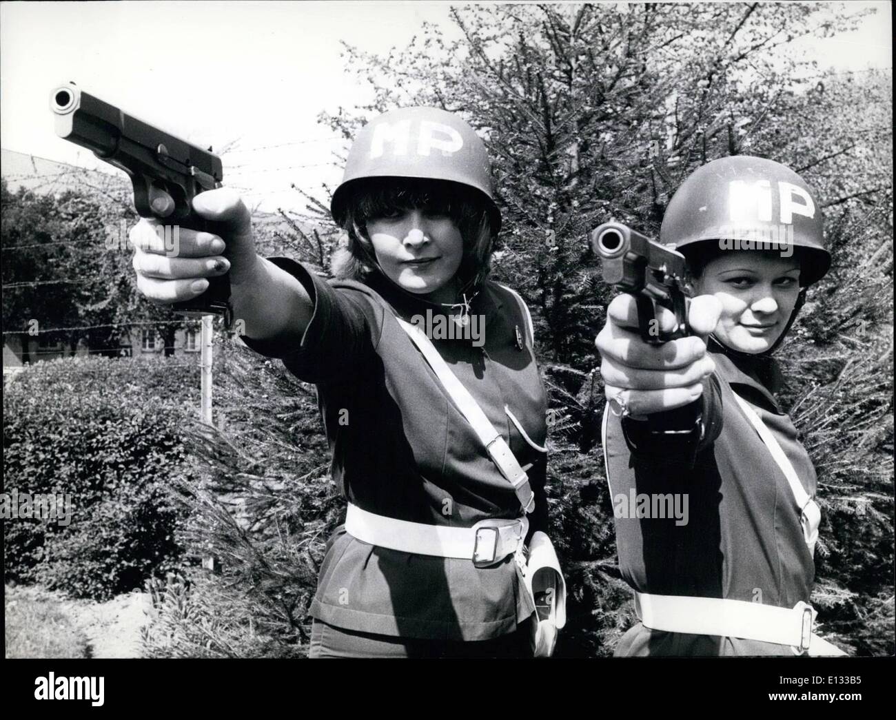 Le 26 février 2012 - à la caserne de la 6e compagnie de la Police Militaire Belge à Cologne (West-Germany), il est tout à fait quelque chose de nouveau à regarder : trois femelles MP's les charmantes filles belges sont le 1er corps de la forces de l'Otan en West-Germany. Ils portent les mêmes uniformes et d'armes que leurs collègues masculins et ont les mêmes devoirs : les contrôles de véhicules et de disques durs, de stand-by, l'entretien de leurs propres voitures de patrouille ainsi que des manœuvres participant à Banque D'Images