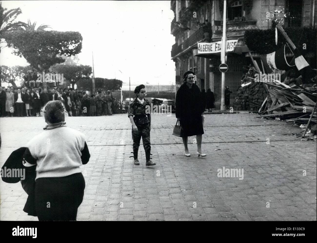 Le 26 février 2012 - révolte à Alger. OPS : un garçon de douze ans, vêtu comme un parachutiste, traversant le no man's land entre les barricades des insurgés et les troupes. Il est accompagné par une femme portant un sac. 28/60 janvier Banque D'Images