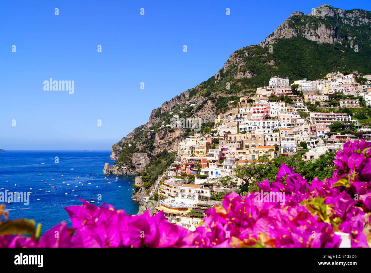 Vue panoramique sur Positano sur la côte amalfitaine d'Italie avec de belles fleurs en premier plan Banque D'Images