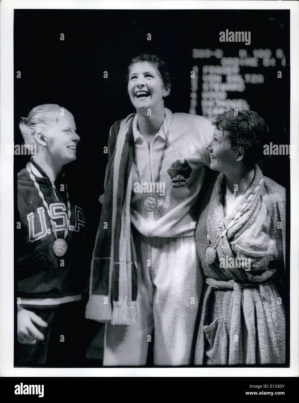 Le 26 février 2012 - Jeux Olympiques Rome 1960 : 100 mètres style libre, Dawn Fraser center Chris Von Saltza Steward de gauche à droite Banque D'Images