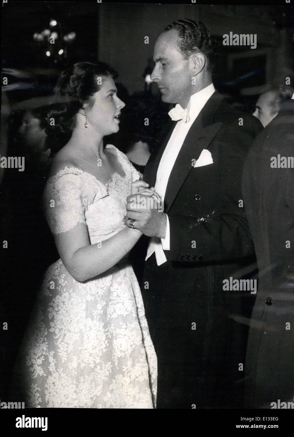 Le 26 février 2012 - Comtesse de Paris et ses deux filles Bal de bienfaisance de participer à : Comtesse de Paris, l'épouse du prétendant au trône français, et ses deux filles, la princesse Isabelle et la princesse Sophie est allé(e) à l'organisme de bienfaisance au Cercle Balle Interallie, Paris, hier soir. Le Comte de Paris qui avaient vécu en exil pendant de nombreuses années a obtenu la permission de revenir en France après la guerre. La princesse Isabelle est de 20 ans, elle étudie pour être une infirmière sous le nom de ''Isabelle d'orléans''. S'attache sur les sports de plein air et de l'équitation. Sa soeur Hélène est 18. C'était sa première balle Banque D'Images