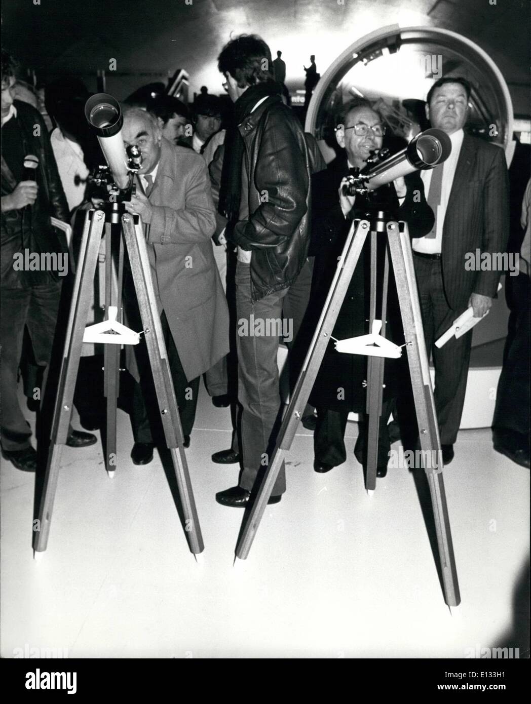 Le 26 février 2012 - MNP/ Le Metro a ciel ouvert est un lieu d'exposition géré par la RATP (Transports Parisiens) : Les passagers pourront découvrir l'univers par l'astronomie et l'espace qui sont une des questions d'actualité. Ici, Hubert Curien Le ministre de la recherche et de la technologie et Claude Quin (à droite) Président de la RATP à dans télescope, à la station de métro Auber. Banque D'Images