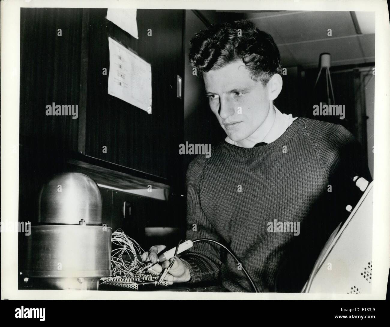 Le 26 février 2012 - à l'Imperial College of Science and Technology, London, Alastari C. Durney travaille sur un détecteur de rayons cosmiques de la British-Scout instrumenté satellite devant être lancé à partir de Wallops Island, Virginie, l'année prochaine. Il sera monté sur l'axe de rotation du satellite. Durney est diplômé en sciences qui étudie à l'University College de Londres qui a été élargi et reconstruit au coût d'environ 42 millions de dollars. Banque D'Images