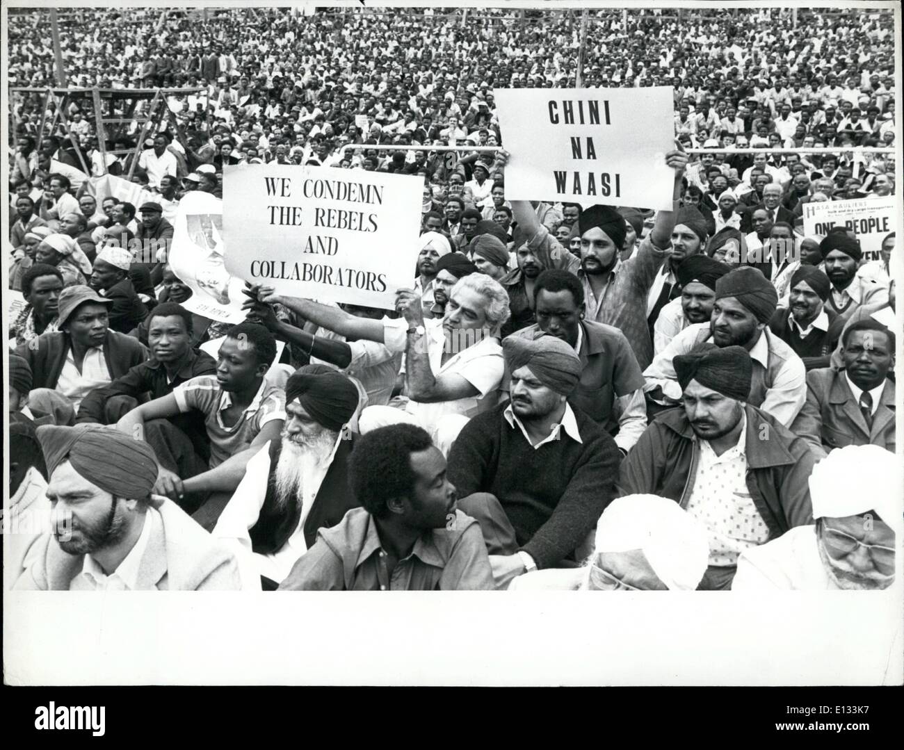 Le 26 février 2012 - Démo fidèles : une grande section transversale de l'estimation totale de 30 000 personnes qui se sont pleinement en vigueur le mercredi, 11 août, 1982, dans l'Uhuru Park Nairobi pour démontrer leur appui au Président moi, Kanu, et le gouvernement du Kenya après la tentative de coup d'État avortée par les hommes de l'Armée de l'Air Kenya, le août 1982, il a inclus une représentation importante des Asiatiques, qui ont été gravement touchés par l'évasion d'anarchie pendant theshort-vécu coup offre. Banque D'Images