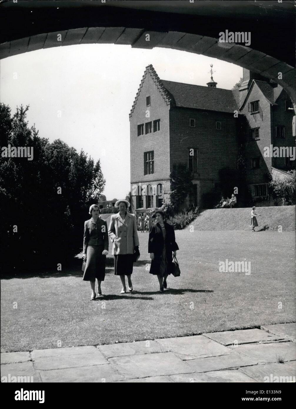 Le 26 février 2012 - Bien que les visiteurs n'ont pas été admis à l'intérieur de Chartwell Manor, ils ont eu tout le loisir de le regarder depuis le parc. Cette photo de la chambre a été prise à travers l'arche du pavillon de Marlborough. Motifs de Chartwell sont ouverts au public ; des milliers de personnes ont profité de l'occasion de voir les 82 hectares de Chartwell Manor, Westereham, Kent, la belle maison de M. Winston Churchill qui a été ouvert au public. Les portes étaient ouvertes entre 10 h. et 19 h. et de nombreux visiteurs sont venus par des exclusions coach Banque D'Images