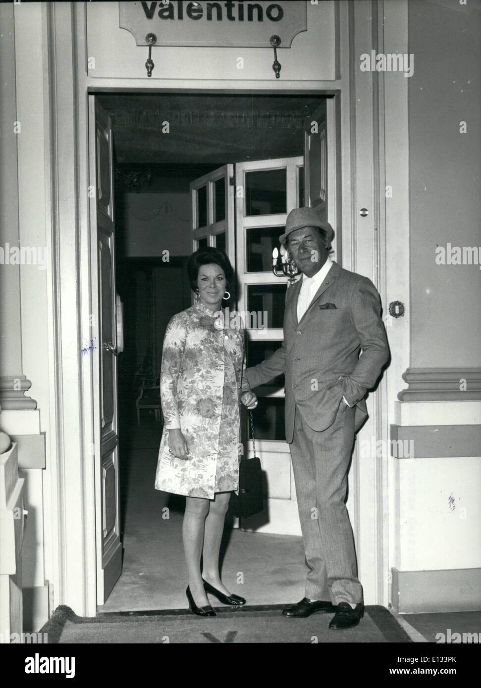 Le 26 février 2012 - Rex Harrison acteurs britannique et sa femme Rachel Roberts sont à Rome en vacances avant de quitter l'Italie. Ils sont Banque D'Images