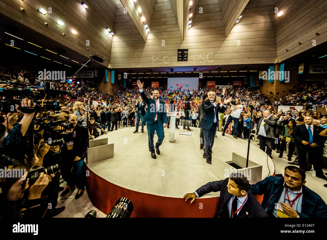 Barcelone, Espagne. 21 mai 2014 : Martin Schulz, premier candidat socialiste et secrétaire général de la CFP, Pere Navarro, entrez l'étape à l'assemblée électorale centrale de la CFP à Barcelone : Crédit matthi/Alamy Live News Banque D'Images