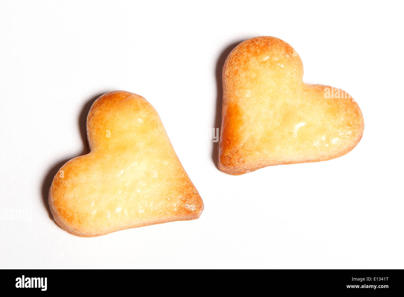 Deux coeurs au four sur une plaque à pâtisserie Banque D'Images