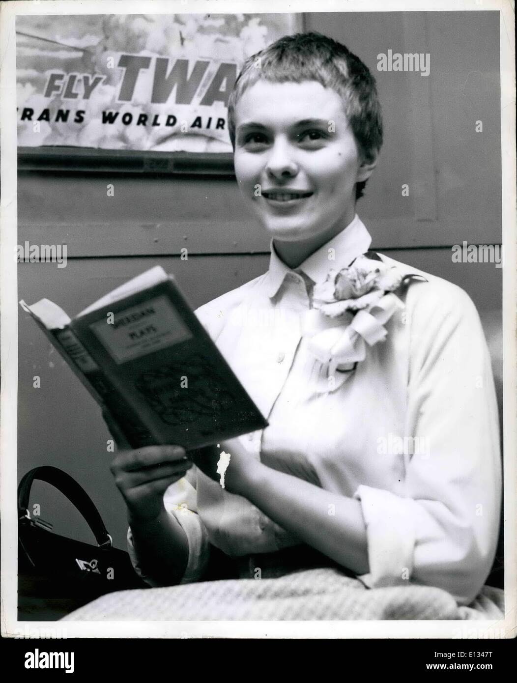 28 févr. 2012 - Saint Joan ici pour la Saint Patrick : Aéroport Idlewild, N.Y. --- Jean Seberg, ayant récemment terminé le Banque D'Images