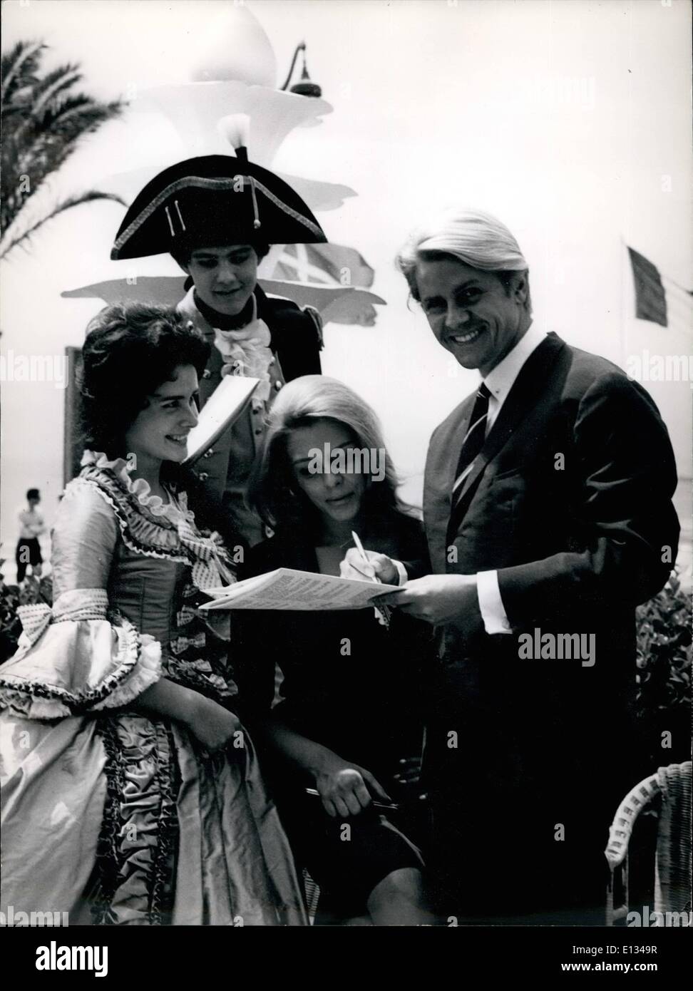 28 févr. 2012 - Le Festival de Cannes OPS l'acteur français Michel Le Royer, de la Comédie Française qui jouera la semaine prochaine, la partie de ''La Fayette'' dans le nouveau film de Jean Dreville et comédienne Sylvie Costes, qui a célébré hier leur engagement à l'hôtel Charlton à Cannes. Banque D'Images