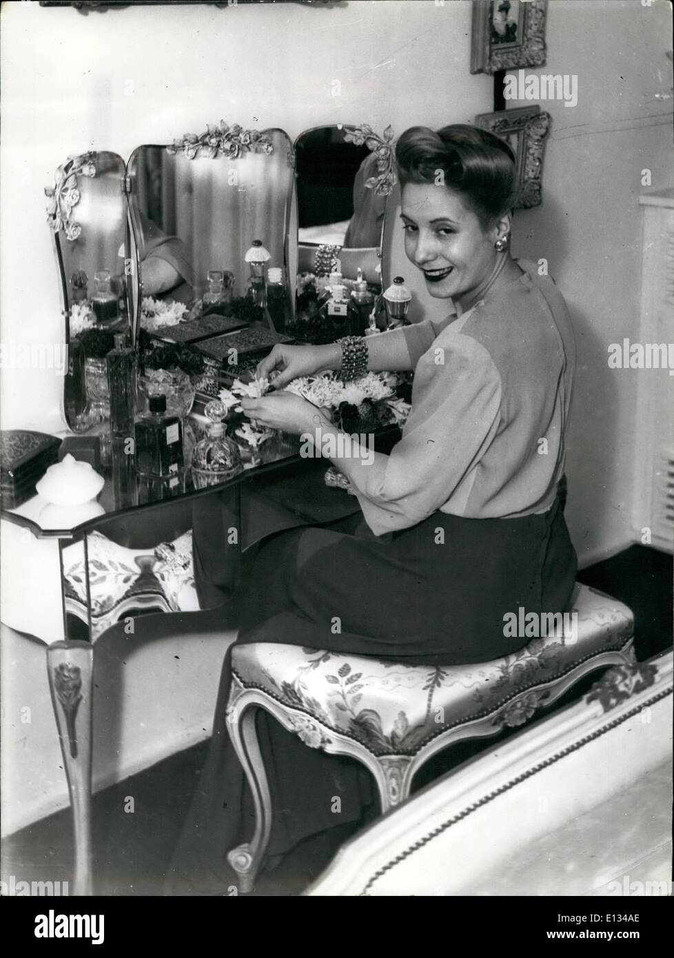 28 févr. 2012 - Maria Eva Duarte de Peron : À sa coiffeuse en 1943. Banque D'Images