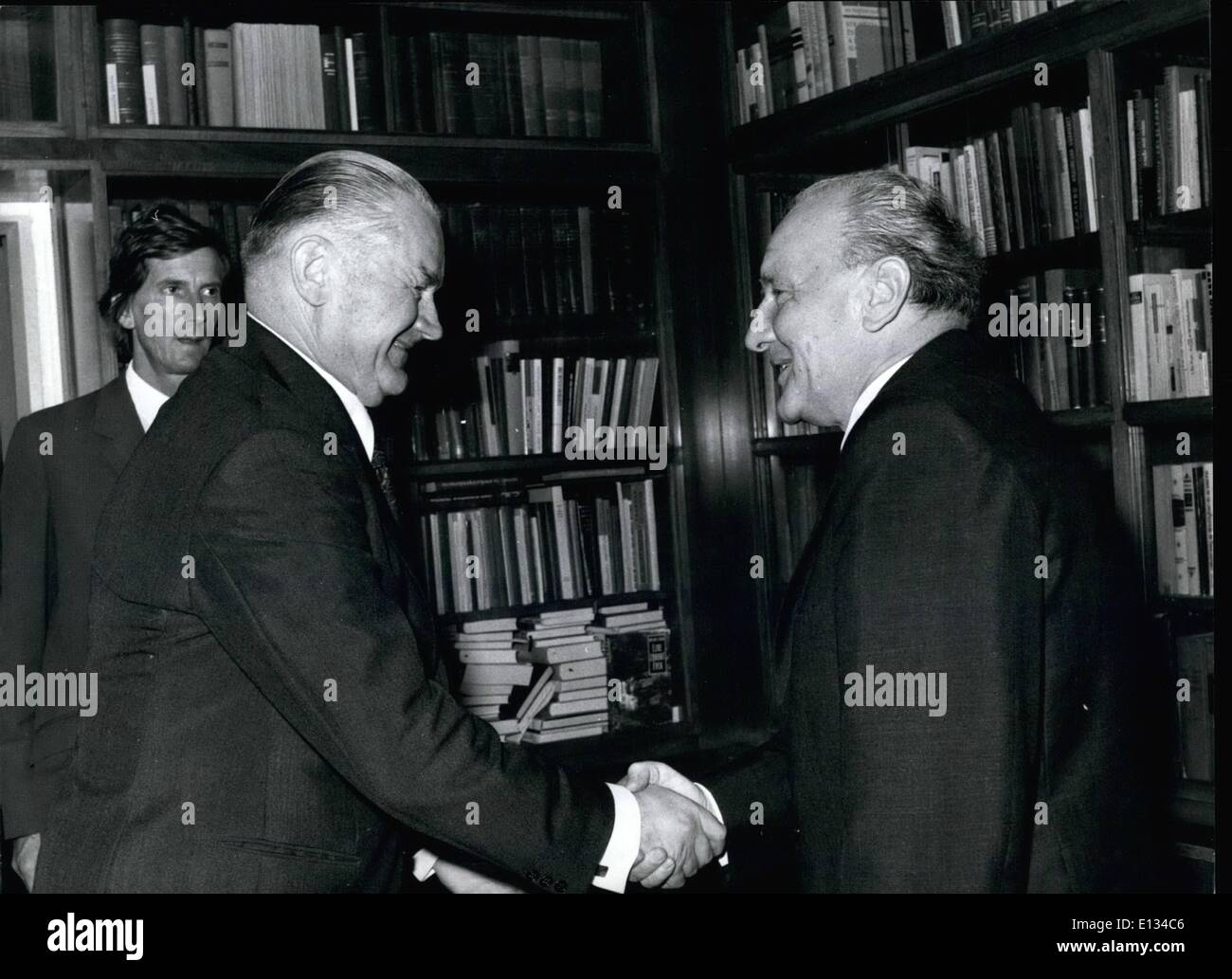 Le 26 février 2012 - Premier ministre polonais Piotr Jaroszewicz en Hongrie, le 8 août 1974. Budapest : Janos Kadar, Premier Secrétaire du Comité Central du HSWP (à droite) a reçu aujourd'hui la visite de Premier ministre polonais Piotr Jaroszewicz (à gauche) dans le siège du parti. Dans l'arrière-plan, d'un interprète. Banque D'Images