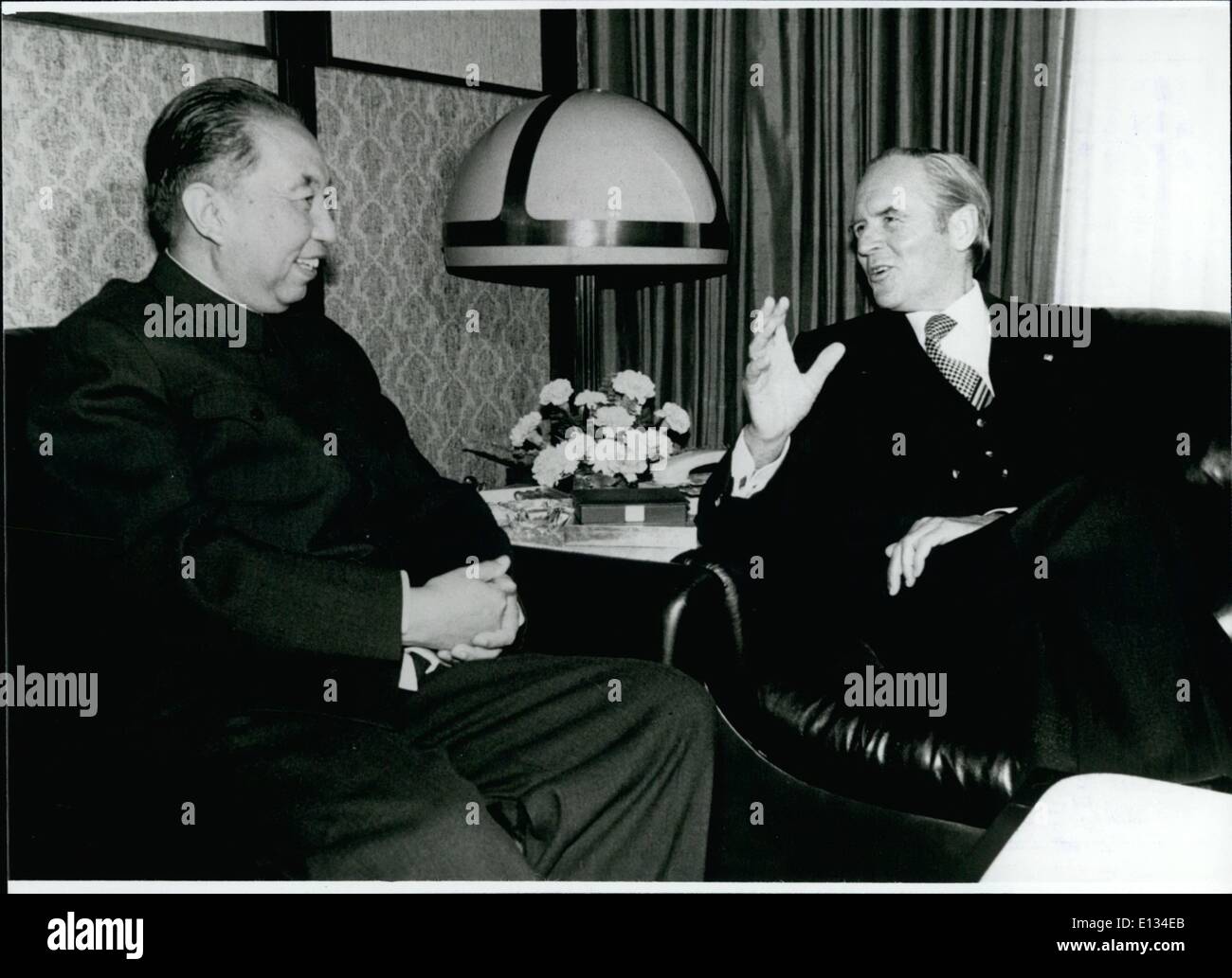 Le 26 février 2012 - LE PREMIER MINISTRE DE LA RÉPUBLIQUE POPULAIRE DE CHINE LORS D'UNE VISITE D'ÉTAT EN ALLEMAGNE DE L'OUEST. Du 21 au 28 octobre 1979, le Premier Ministre du conseil d'Etat de la République populaire de Chine, Hua Guofeng, en visite officielle à l'Allemagne de l'Ouest. Premier ministre Hua Guofeng est le premier chef du parti chinois et chef de gouvernement à visiter l'Allemagne de l'Ouest. Les deux premiers jours, il a eu des entretiens à Bonn avec le Chancelier Helmut Schmit, certains ministres fédéraux, avec le Président Karl Carstens ainsi qu'avec les présidents des partis politiques représentés au Bundestag Banque D'Images