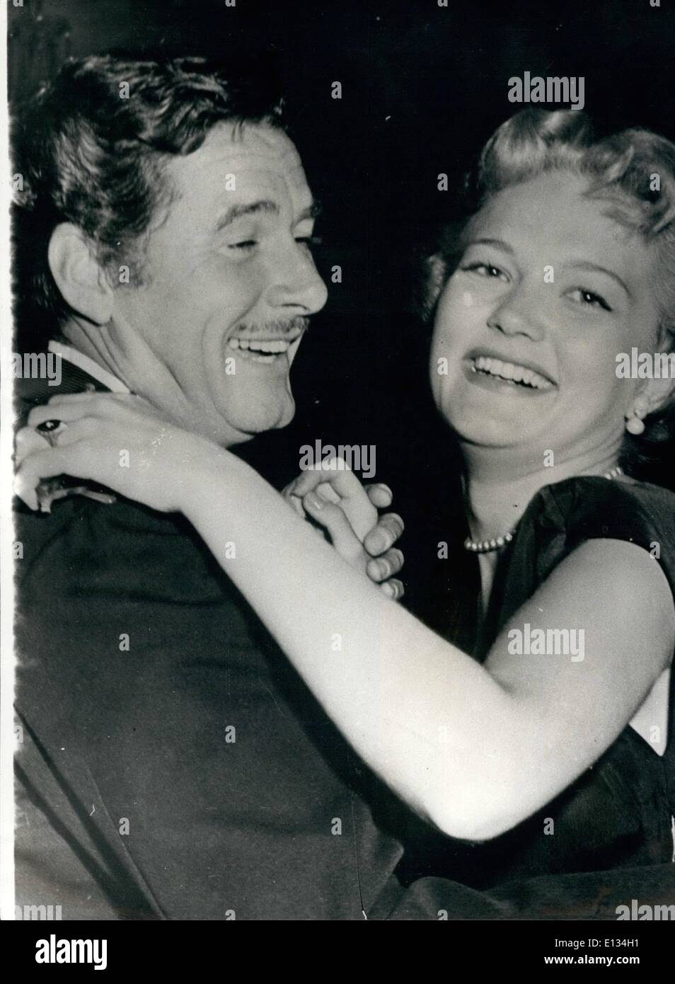 28 févr. 2012 - Le plus parlé de la romance à Hollywood. Casanova Errol Flynn et Patricia Wymore. Le plus parlé de l'amour dans la colonie de Hollywood à themoment il que du nouveau Casanova de l'écran Errol Flynn et son nouveau Ã¢â'¬Ëoeheart' la belle actrice de Broadway Patrice Wymore - qui est aujourd'hui à Hollywood pour commencer une carrière au cinéma... Le couple est vu danser à une boîte de nuit d'Hollywood. Banque D'Images