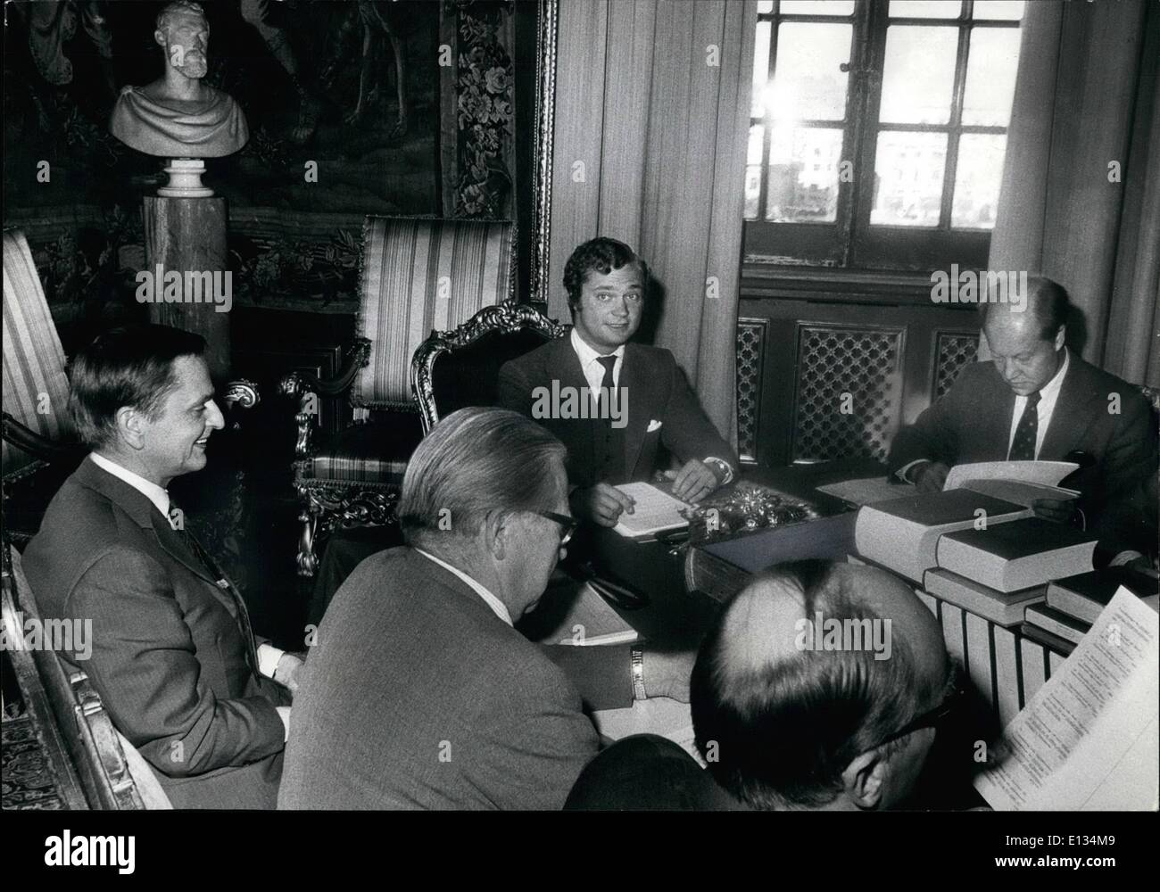 Le 26 février 2012 - Carl Gustaf, Prince héritier de Suède, a pour la première fois joué le roi pour le pays. Il s'est passé le 17 septembre 1971, lorsque son grand-père, le roi Gustaf, était sur son site archéologique annuel voyage en Italie. Au Conseil des ministres le prince Carl Gustaf pris beaucoup de décisions pour le pays. Au prince Gustaf's main droite se trouve le premier ministre Olof Palme et à côté de lui le ministre des Finances, Gunnar Strang. Au prince côté gauche voit le ministre des affaires étrangères, Christer Wikman. Banque D'Images