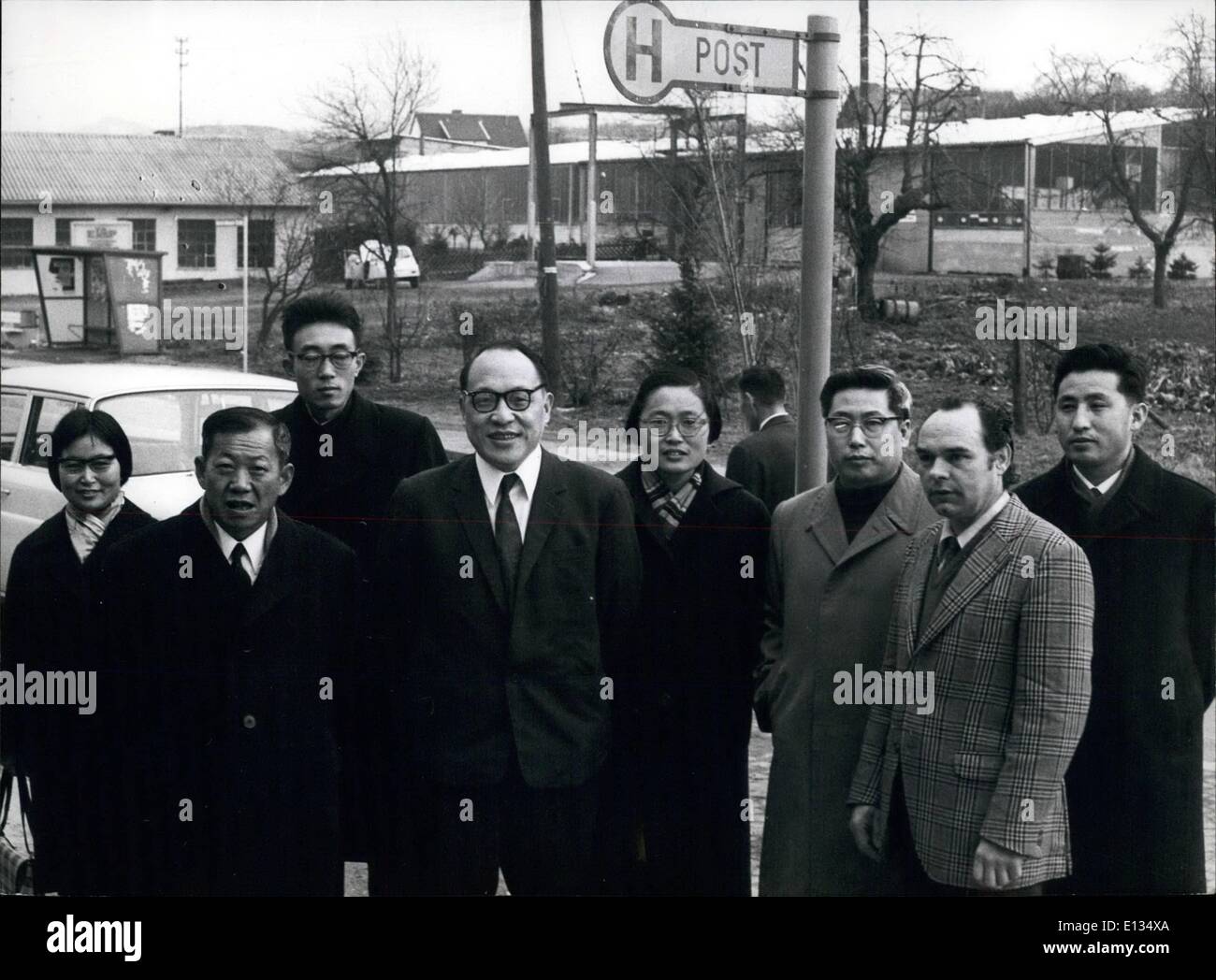 28 févr. 2012 - Premier personnel de la nouvelle ambassade de Chine à Bonn. Le personnel de l'ambassade de Chine à Bonn (vu ici en attente d'un bus), look prêt pour un voyage touristique de la ville. En fait, ils sont en attente d'inspecter le bâtiment de l'ambassade de l'avenir à Niederbachem près de Bonn, où ils ont trois étages et où environ 250 travailleurs chinois liés à l'ambassade va travailler et vivre. Wang Schur (4e de gauche) sera probablement le futur Ambassadeur. Banque D'Images