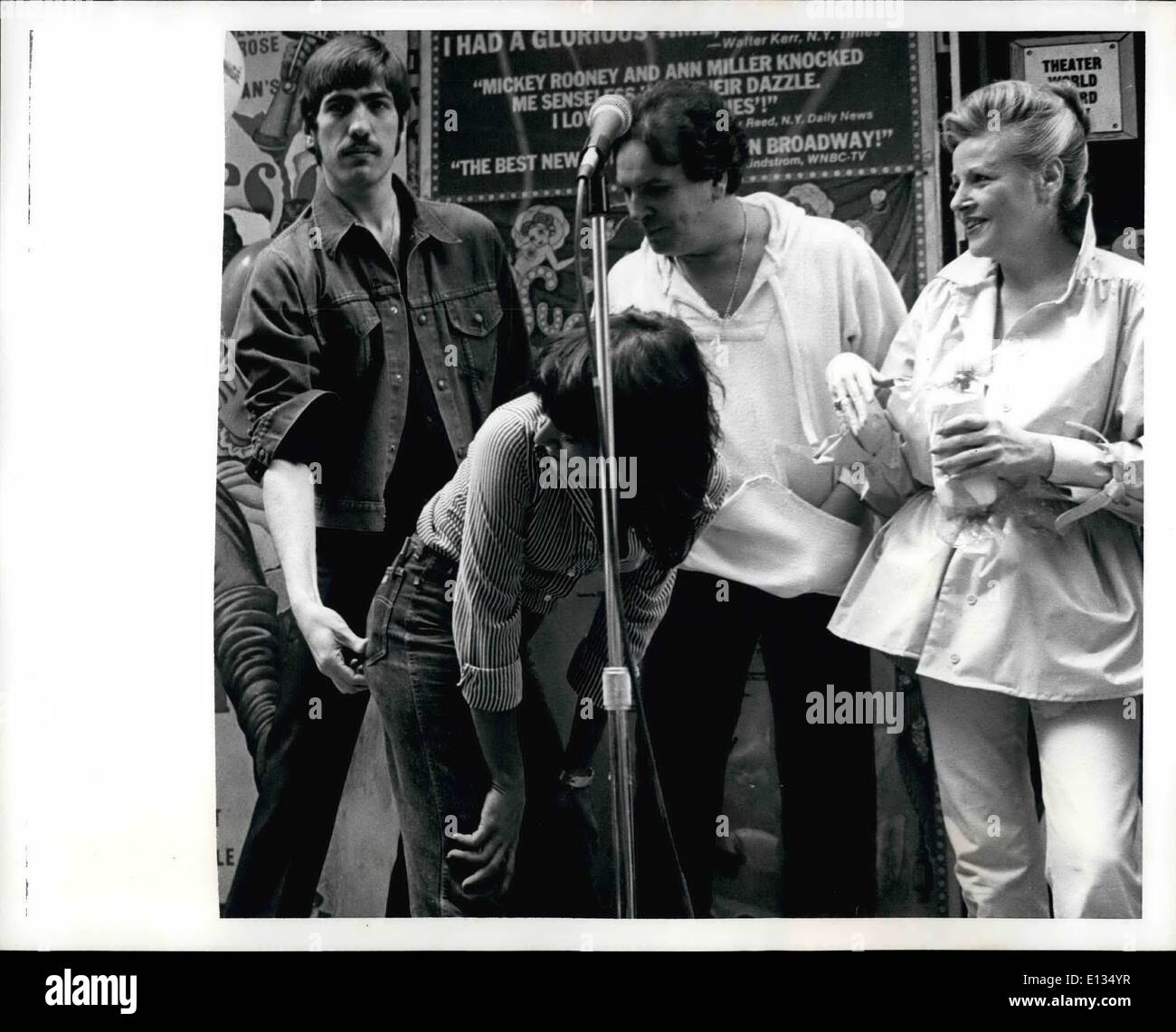 28 févr. 2012 - La ville de New York : Schubert Alley - Cast et amis célébrer le spectacle de Broadway ''Gemini'' cinquième anniversaire avec de la nourriture et de la chanson, et un 'bas' contest pincement. Nous voyons ici R.J. Lewis, de ''Barnum'' en pinçant ami Anita Polizzi tandis que Danny Aiello et Jessica James de ''Gemini''. Banque D'Images