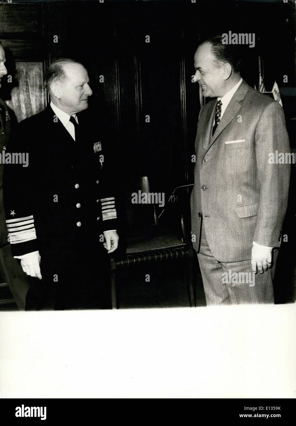 Le 26 février 2012 - États-Unis L'amiral Rivero, commandant des forces alliées de l'aile sud-est de l'OTAN sont arrivés à Athènes cet après-midi, et il a été reçu par le Premier Ministre grec, M. George Papadopoulos. La photo montre le premier ministre grec, M. George Papadopoulos parle avec l'amiral Rivero dans le cabinet du premier ministre cet après-midi. Banque D'Images