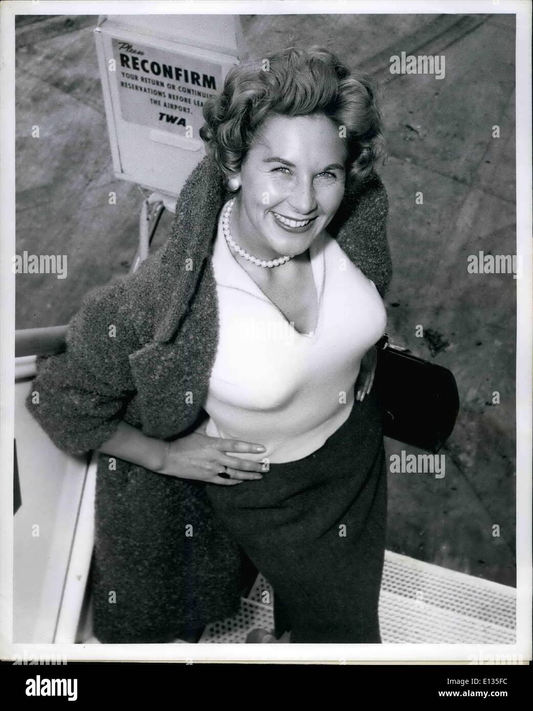 28 févr. 2012 - L'aéroport Idlewild, N.Y. Jan 19 : importation suédoise Sunny Eskedahl, habitués au froid, n'a pas pris la peine de s'emmitoufler comme le reste d'entre nous aujourd'hui, à la suite de son arrivée via TWA de Chicago. La jolie actrice de télévision de rentrer d'un bref voyage d'affaires dans la Windy City. Banque D'Images