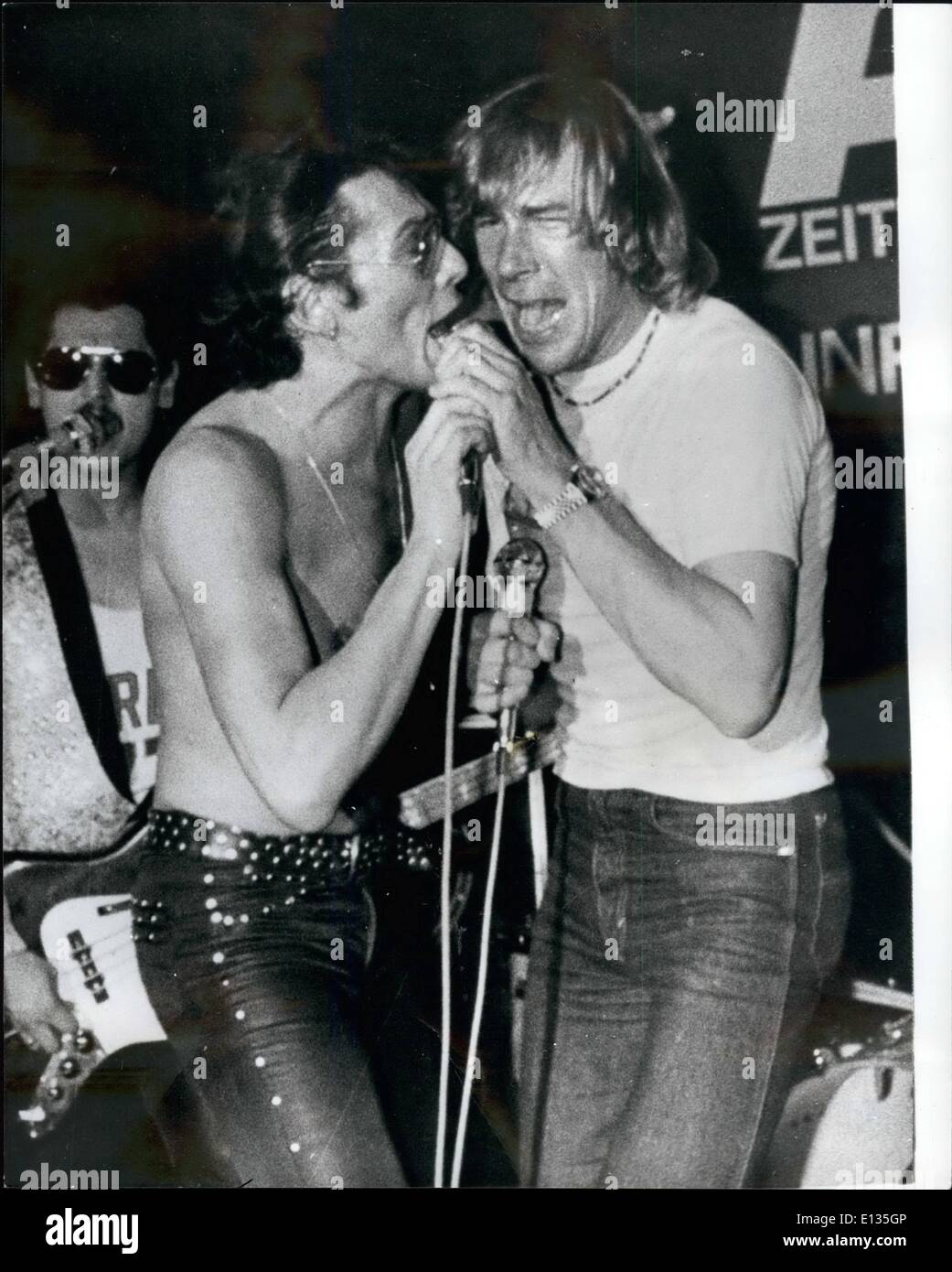28 févr. 2012 - décembre 1978 les pilotes de Formule 1 Fête de l'année à Munich. La fête de l'année s'est tenue dans l'Eastside discothèque à Munich pour l'élection du Speedman de l'année avec plusieurs des meilleurs pilotes présents. Le titre est allé à la fin Ronnie Peterson. Photo montre : la Grande-Bretagne James Hunt contribue à la bande avec une chanson pendant la fête à Munich. Banque D'Images