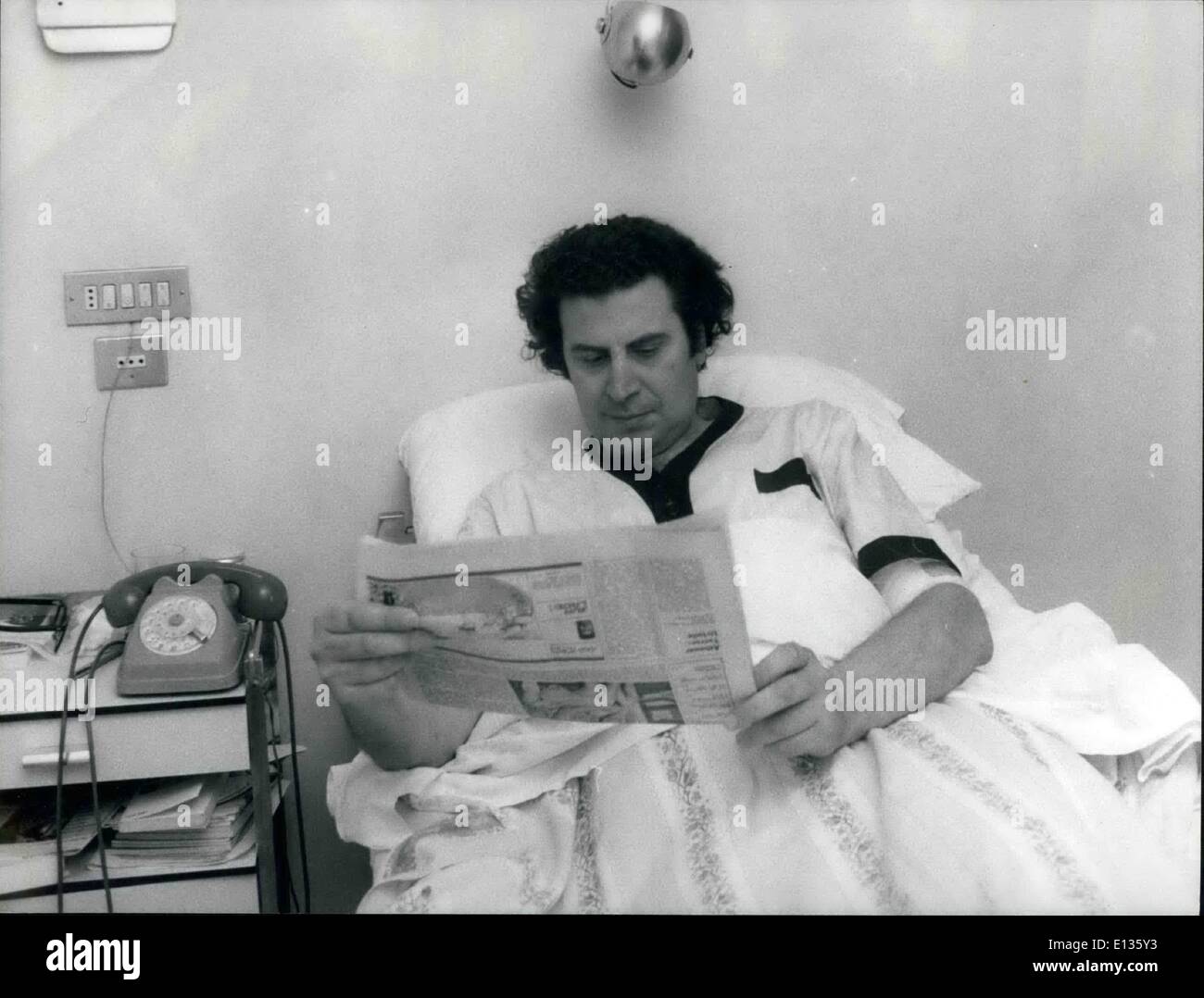 28 févr. 2012 - Theodorakis progresser. : Mikis Theodorakis, compositeur grec, a été signalé dans de bonnes conditions après une opération de l'appendicite, il a suivi à la clinique de t à Rome. Les 42 ans de la musique de 'Zorba ;, hade la chirurgie moins d'une journée après qu'il a pris la parole lors d'un rallye-Comunist sponsores pour protester contre l'Armée de secours régime grec et l'alliance de l'OTAN. Theodorakis a été libéré de prison et autorisés à quitter la Grèce il y a un mois et demi pour obtenir un traitement à Paris pour la tuberculose. Banque D'Images