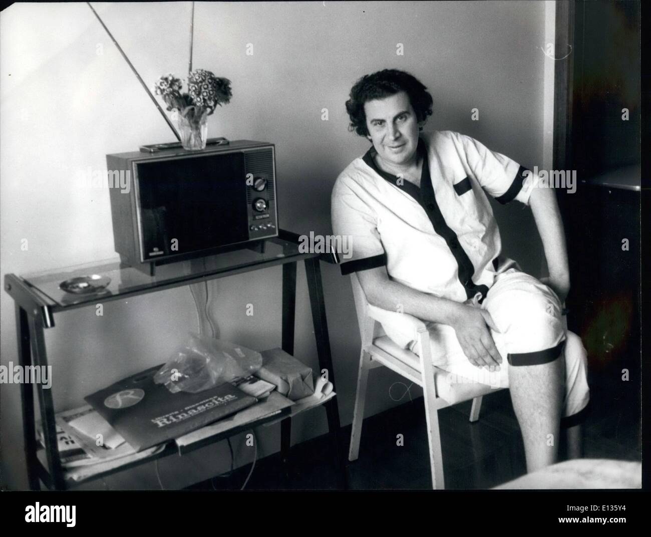 28 févr. 2012 - Theodorakis progresser. : Mikis Theodorakis, compositeur grec, a été signalé dans de bonnes conditions après une opération de l'appendicite, il a suivi à la clinique de t à Rome. Les 42 ans de la musique de 'Zorba ;, hade la chirurgie moins d'une journée après qu'il a pris la parole lors d'un rallye-Comunist sponsores pour protester contre l'Armée de secours régime grec et l'alliance de l'OTAN. Theodorakis a été libéré de prison et autorisés à quitter la Grèce il y a un mois et demi pour obtenir un traitement à Paris pour la tuberculose. Banque D'Images