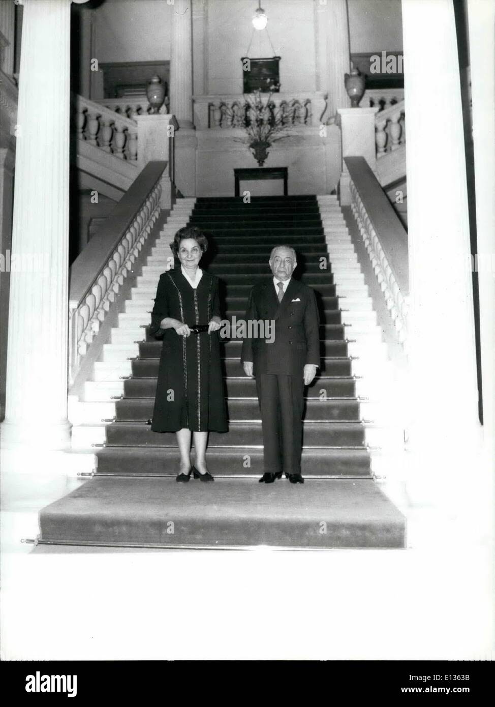 28 févr. 2012 - Président Tsatsos et son épouse Ioanna dans un fonctionnaire posent au pied de l'ancien palais des mesures de l'intérieur. (Cred Banque D'Images