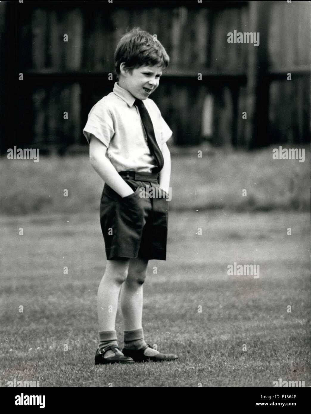 28 févr. 2012 - Juste un petit garçon sur un terrain de cricket, mais c'est le vicomte Linley, 7 ans, fils de la princesse Margaret, le calme jusqu'à ce que la balle touche son chemin. Banque D'Images