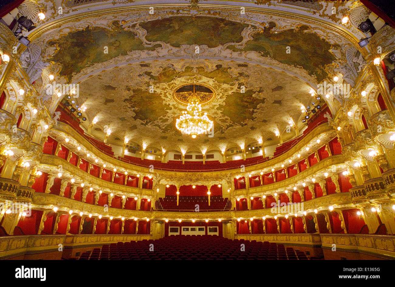 Opéra NATIONAL DE PRAGUE L'intérieur vaste auditorium Opéra National de Prague vue depuis la scène Prague Praha République Tchèque Banque D'Images