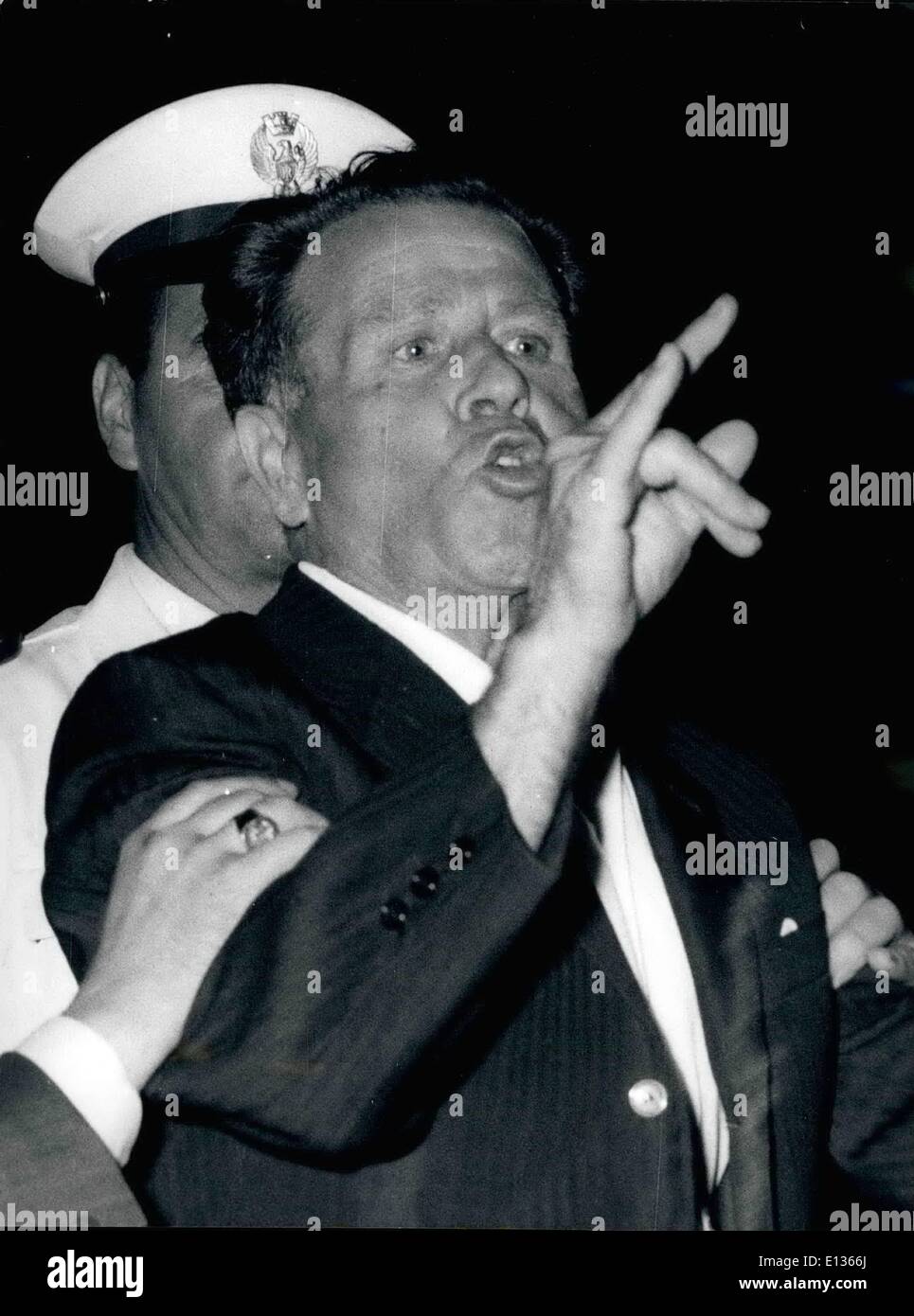 28 févr. 2012 - Objet : Gangster Frank ''trois doigts'' Coppola arrêté : Ci-joint trois noirblanc pickups pour Itale-American montrant Keystone, l'un gangster-temps alledged cheveux à Lucky Luciano et présumé membre de la Cosa Nostra et Mafia Frank ''trois doigts'' Coppola, 75 ans, d'être bousculés à bord d'avion à destination de Palerme La nuit dernière (16 août 2000 2) par la police de Rome. Coppola a été l'un des 14 Nostra-Mafia csr link suspects arrêtés en Italie hier à l'échelle de l'herbicide Roundup Banque D'Images