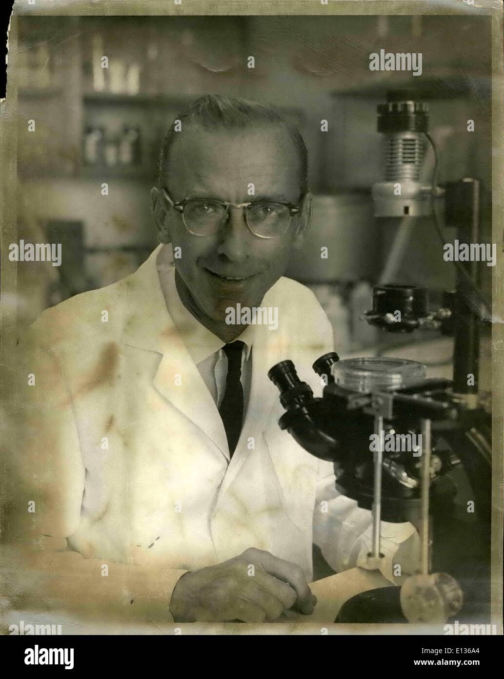 28 févr. 2012 - Chercheur rattaché au Salk Institute (La Jolla, Californie) : Le Dr Robert W. Holley, 1968 la lauréate du Prix Nobel de physiologie et médecine, est montré à l'œuvre dans son laboratoire de l'Institut Salk. Banque D'Images