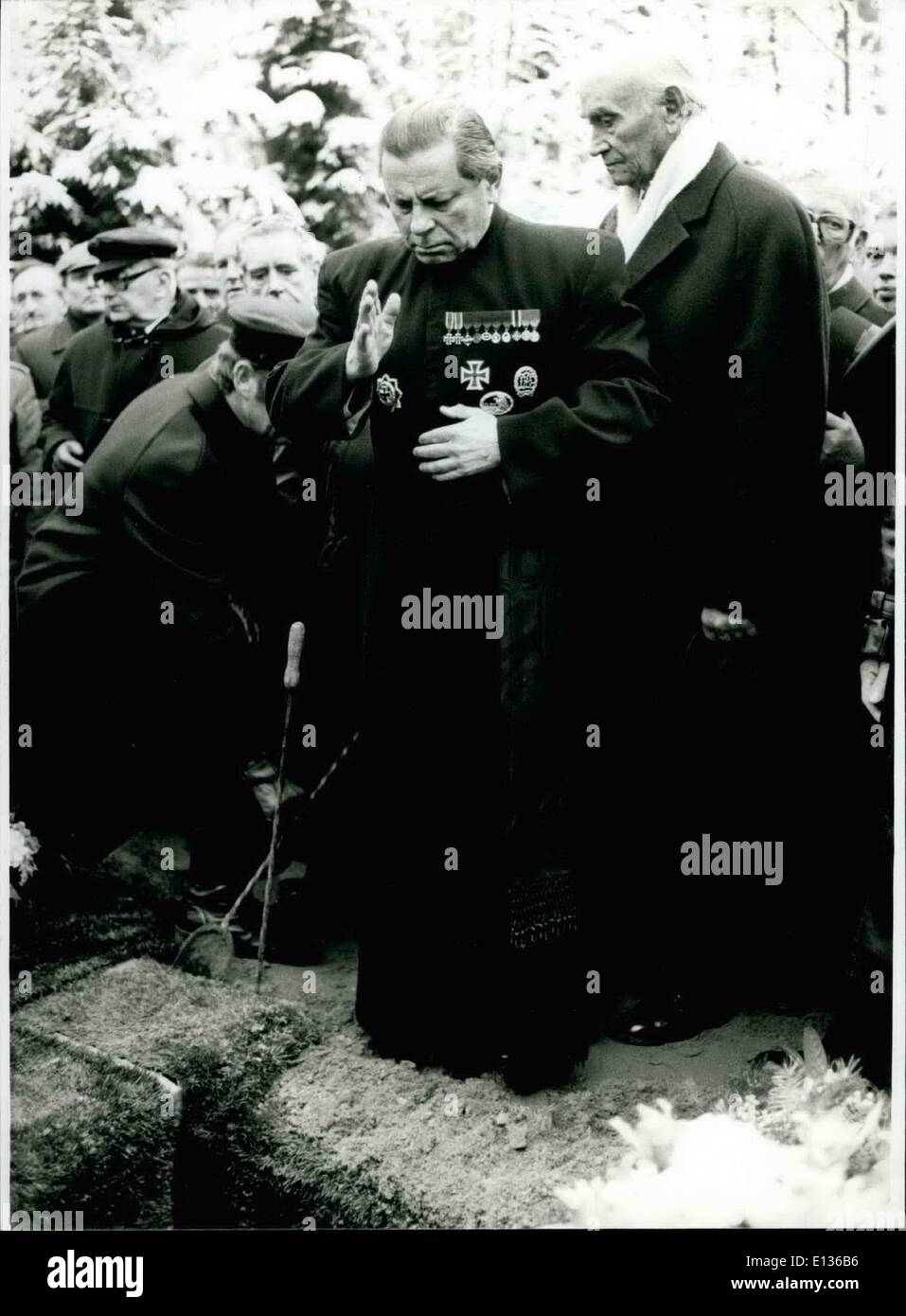 28 févr. 2012 - L'ex-amiral de la flotte Karl donitz mis au repos dans aumuhle près de Hambourg/Allemagne de l'Ouest : environ 5000 personnes ont payé le dernier honneur de l'ancien amiral de la flotte Karl Donitz, quand il a été mis au repos le 6 janvier 1981 t sur le cimetière de aumuhle près de Hambourg. Plusieurs officiers décorés (en matière civile) de la deuxième Deuxième Guerre mondiale avait été sous l'enterrement-invité - sous-marin aussi les anciens conducteurs de l'Allemagne de l'ouest, de l'Autriche et des représentants d'associations de soldats de Grande-Bretagne, France et Italie prévue de guirlandes Banque D'Images