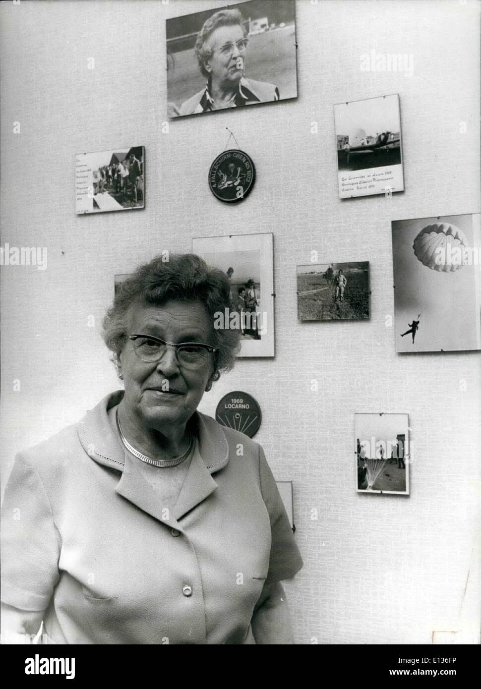 28 févr. 2012 - La première femme parachutiste suisse comme il y a 50 ans. 18 juin 1927 Mme Kathi Bauer-Schulthess maintenant 80 ans, a obtenu la permission de parachutiste. Elle a été la première femme suisse qui a obtenu la licence. Et depuis ce temps elle a sauté 49 fois. OPS : à la maison avec quelques souvenirs. Keystone Zurich 77-6-16 Banque D'Images