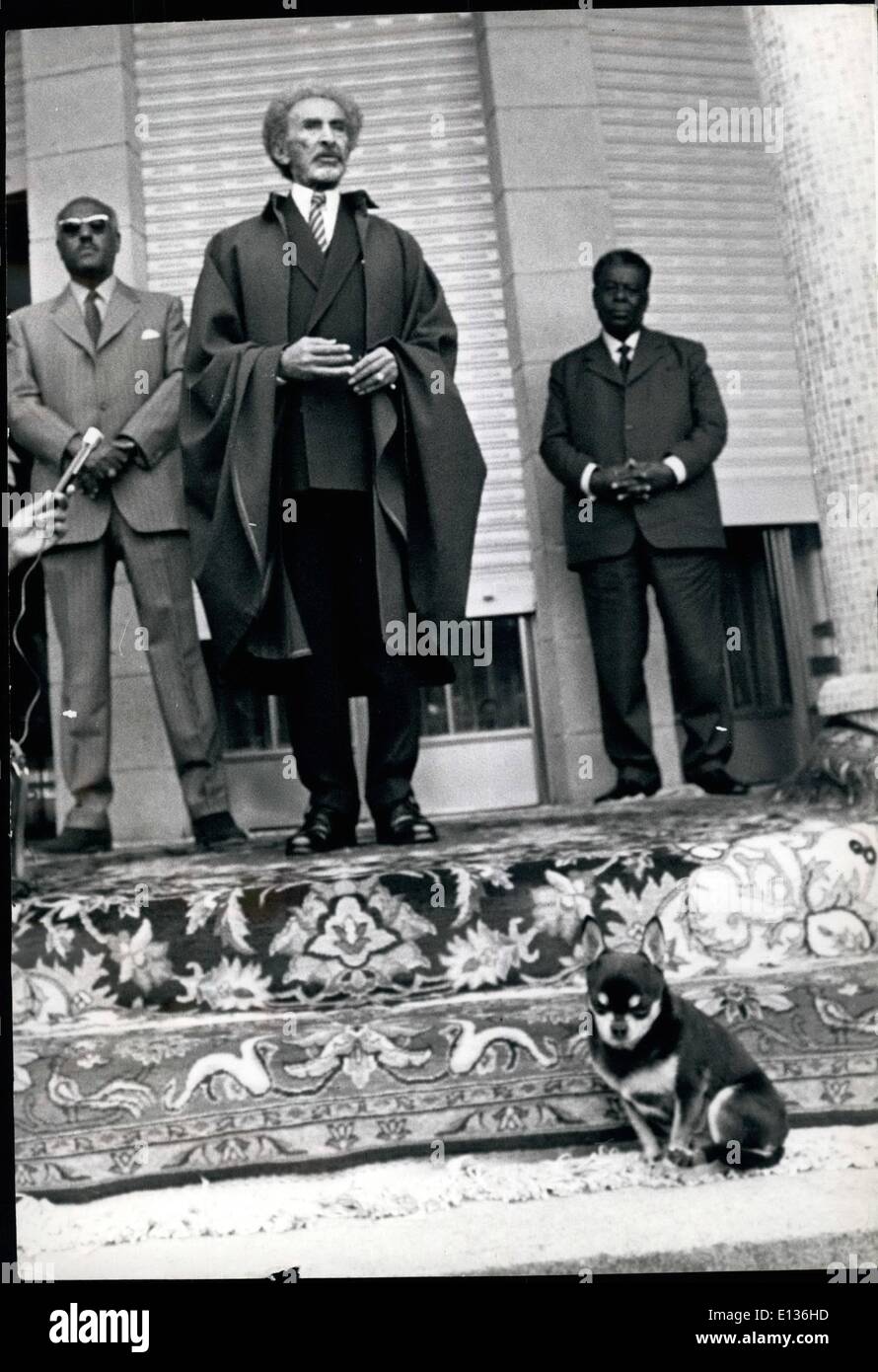 28 févr. 2012 - partout où il va, l'Empereur Hailé Sélassié fabuleux marche sur tapis d'Orient et est accompagné de l'un des petits lapdogs auquel il est consacré. Banque D'Images