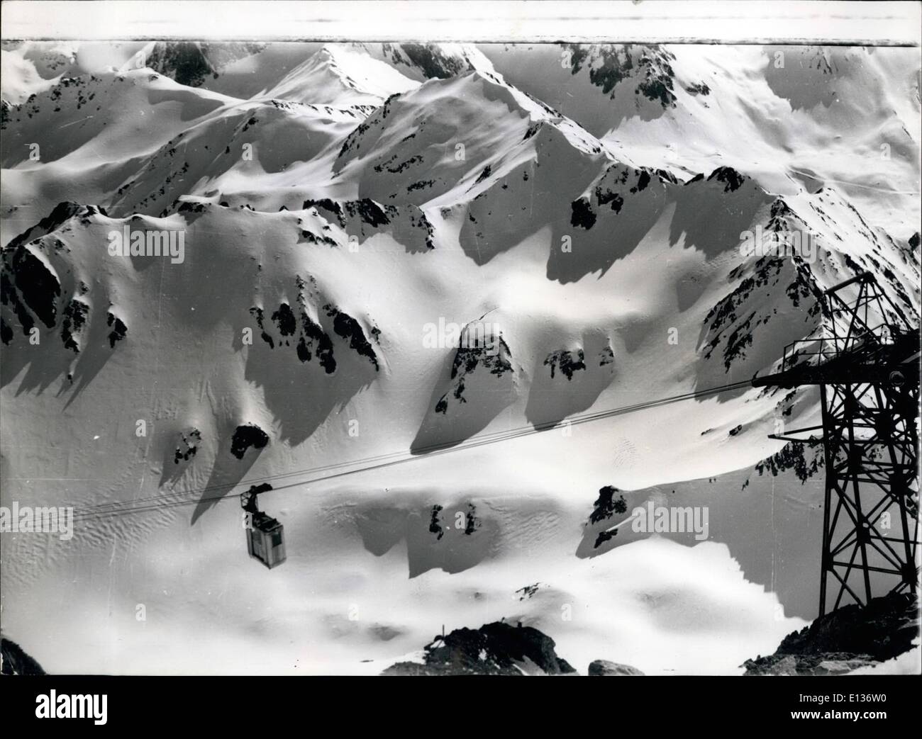 28 févr. 2012 - De magnifiques paysages du pic du midi : regardant vers le bas sur la neige couverts de Rocky Valley qui vient d'un téléphérique. Banque D'Images